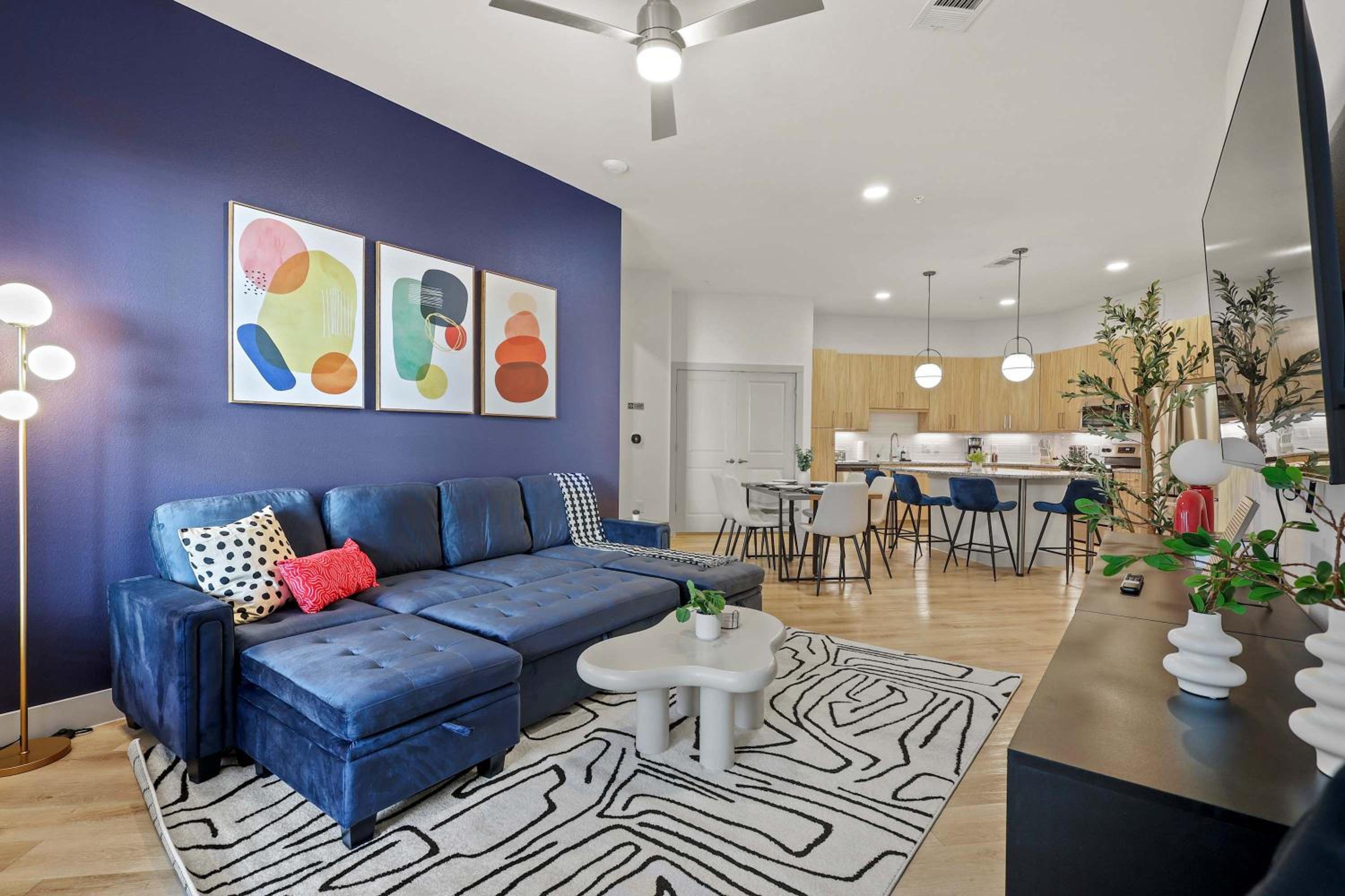 Stylish 2BR Apartment, Near Galleria Dallas, Free Parking, Gym & Pool