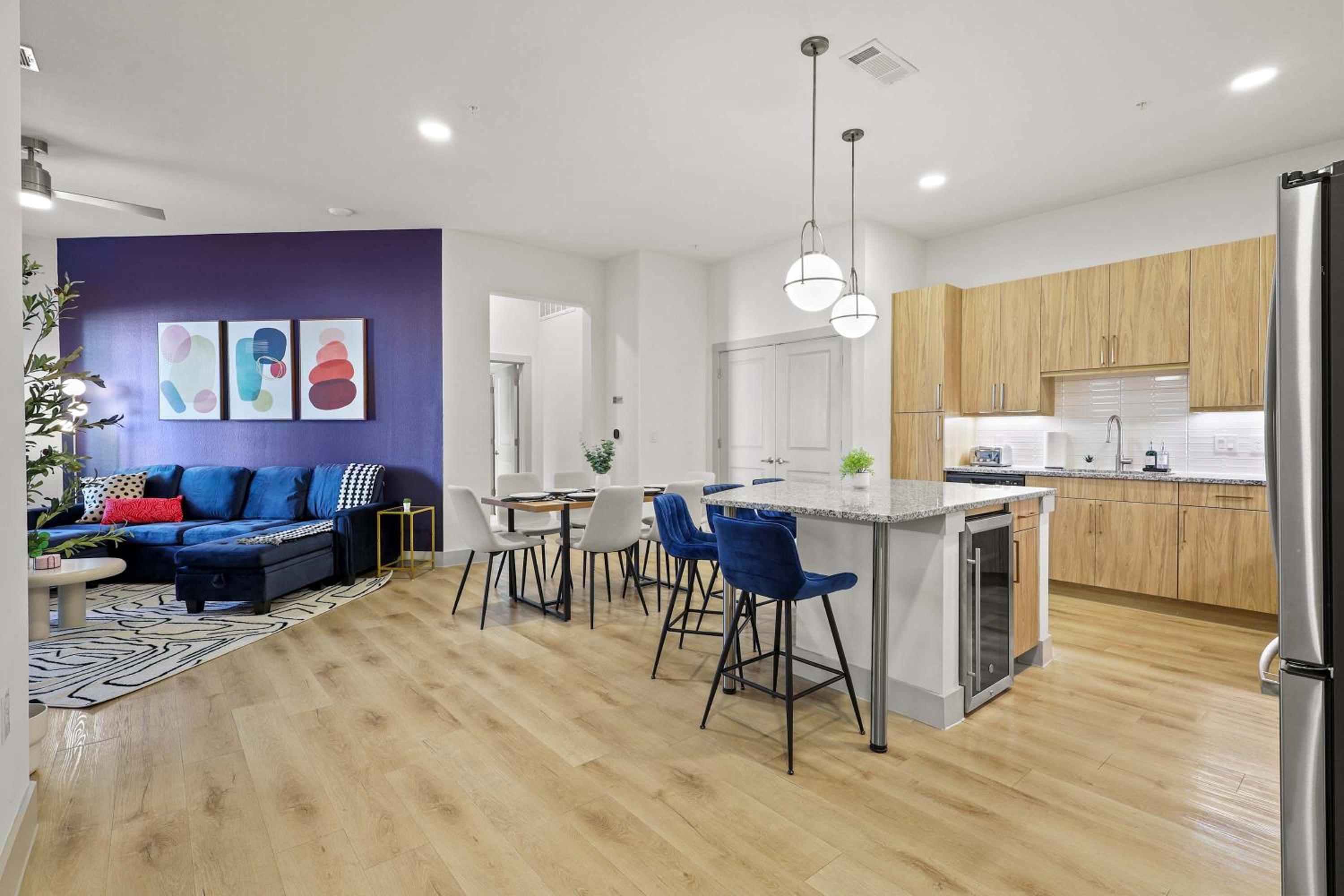 Stylish 2BR Apartment, Near Galleria Dallas, Free Parking, Gym & Pool