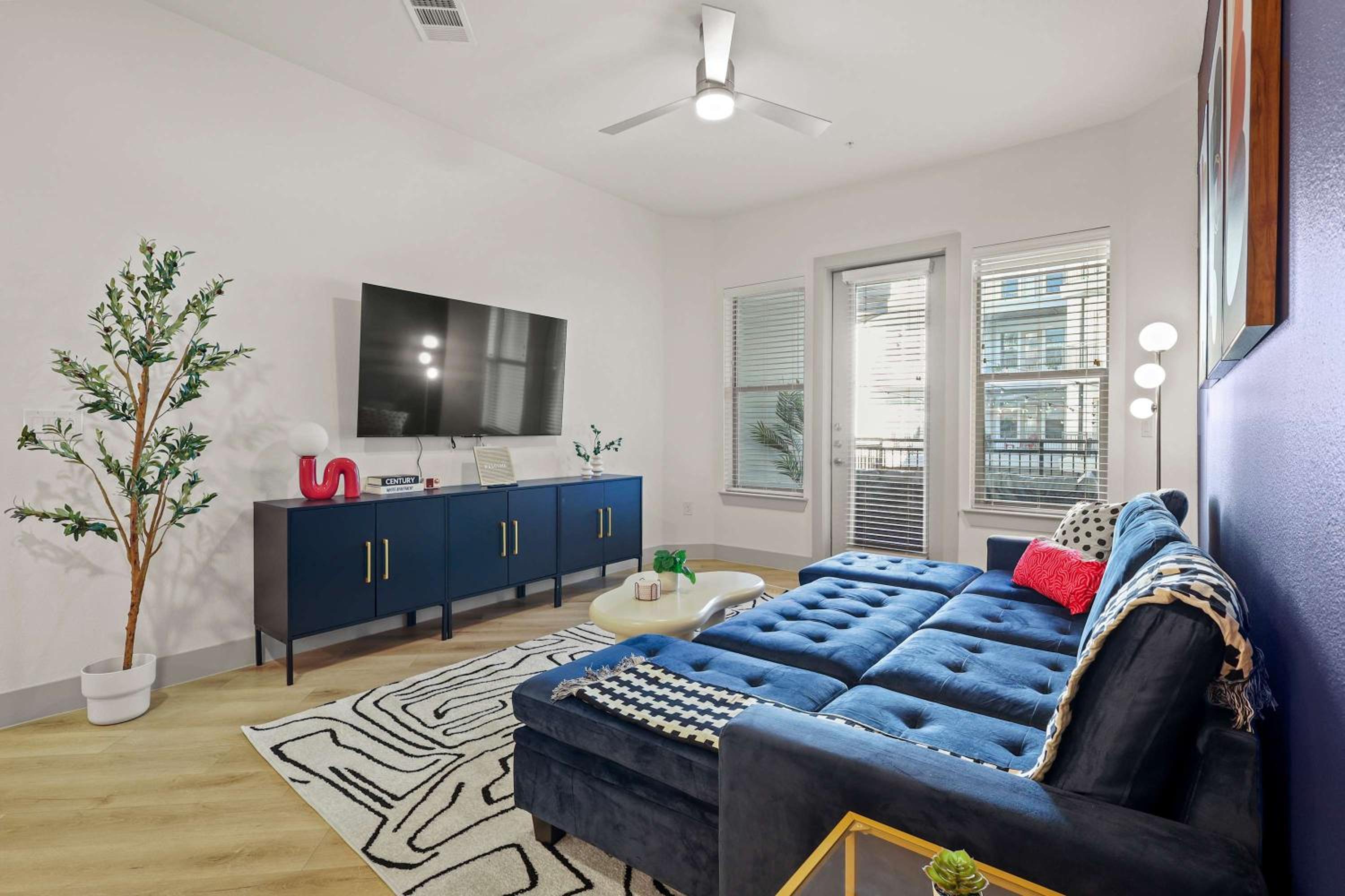 Stylish 2BR Apartment, Near Galleria Dallas, Free Parking, Gym & Pool