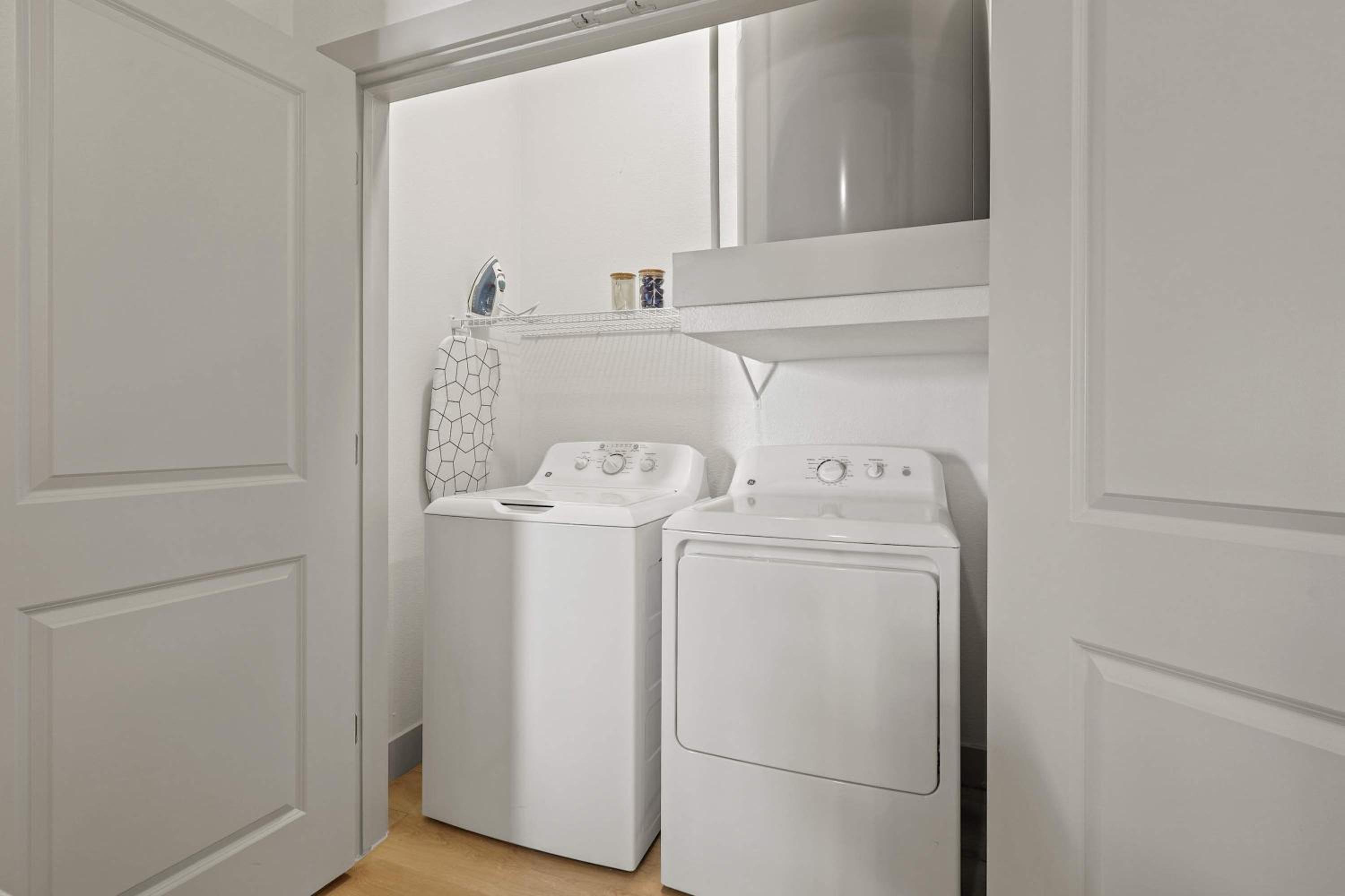 Stylish 2BR Apartment, Near Galleria Dallas, Free Parking, Gym & Pool