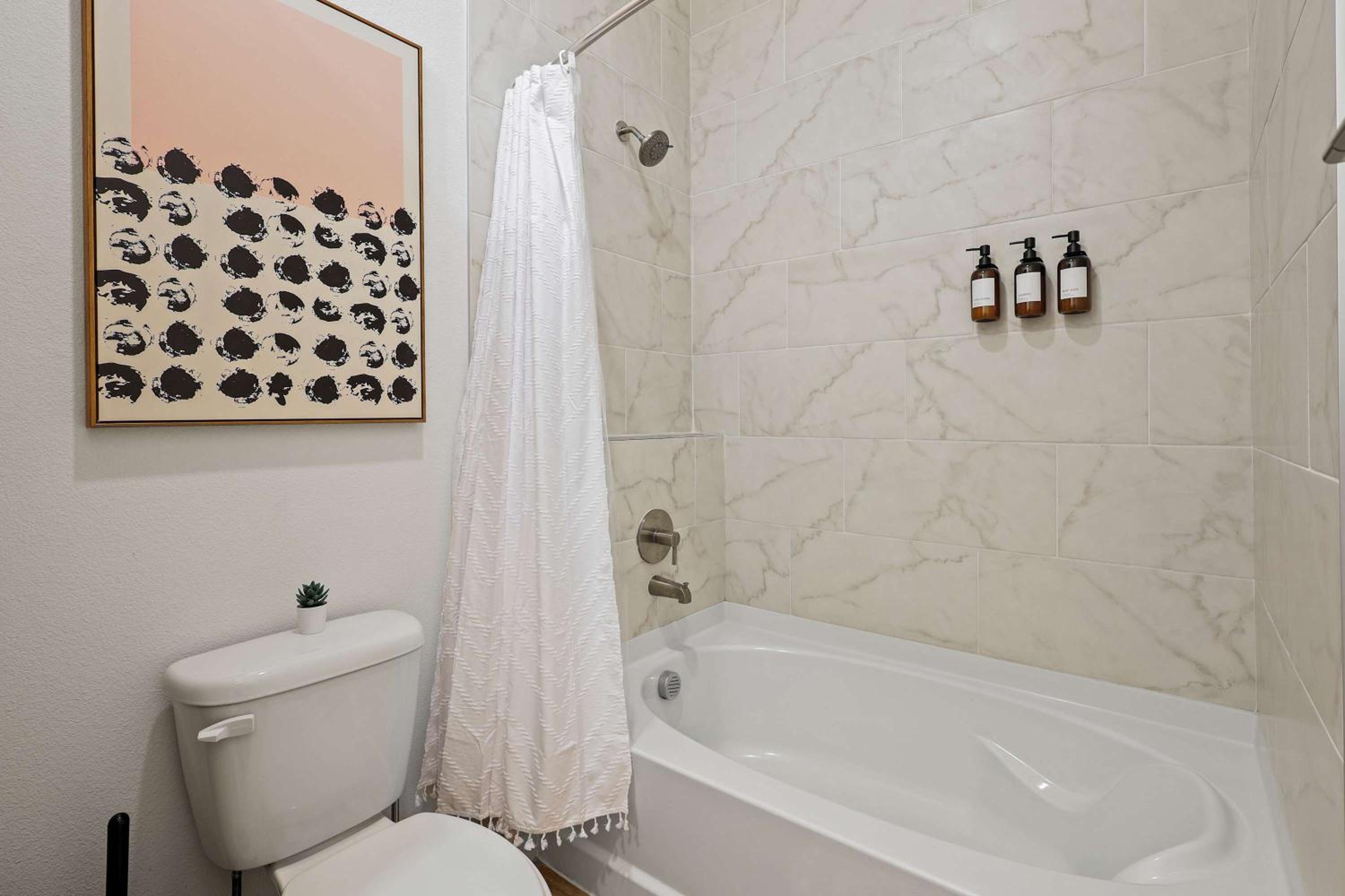 Stylish 2BR Apartment, Near Galleria Dallas, Free Parking, Gym & Pool