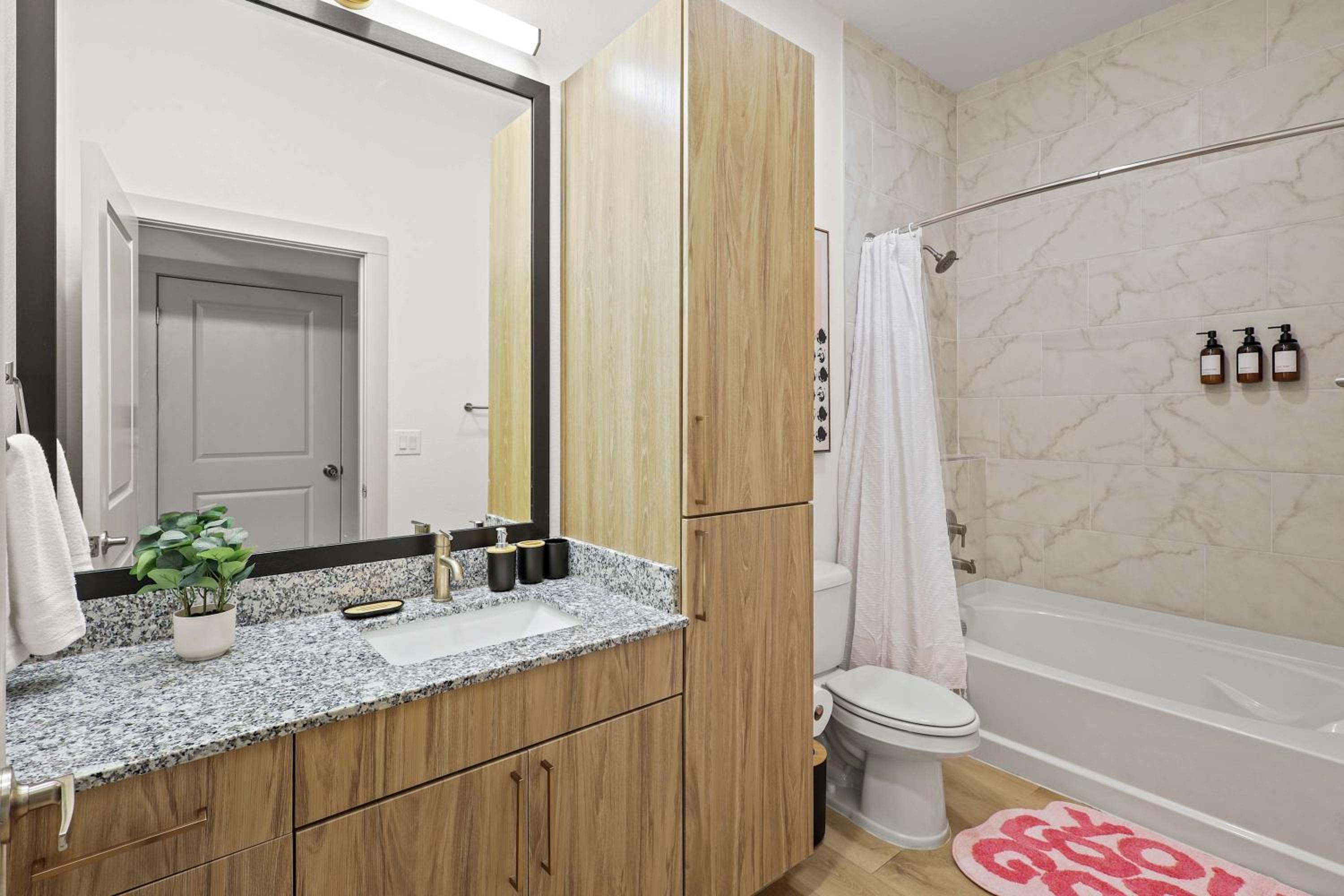 Stylish 2BR Apartment, Near Galleria Dallas, Free Parking, Gym & Pool