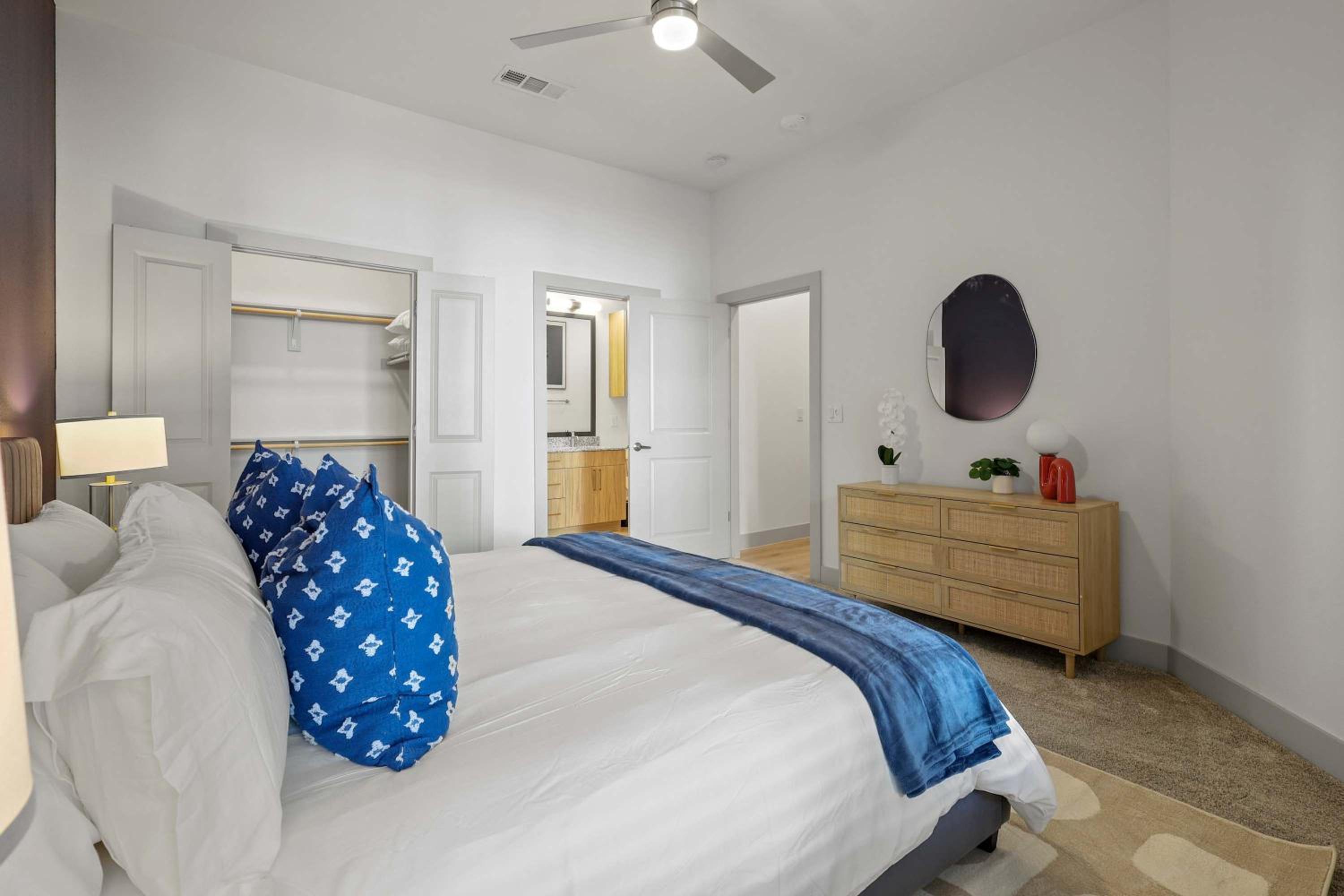 Stylish 2BR Apartment, Near Galleria Dallas, Free Parking, Gym & Pool