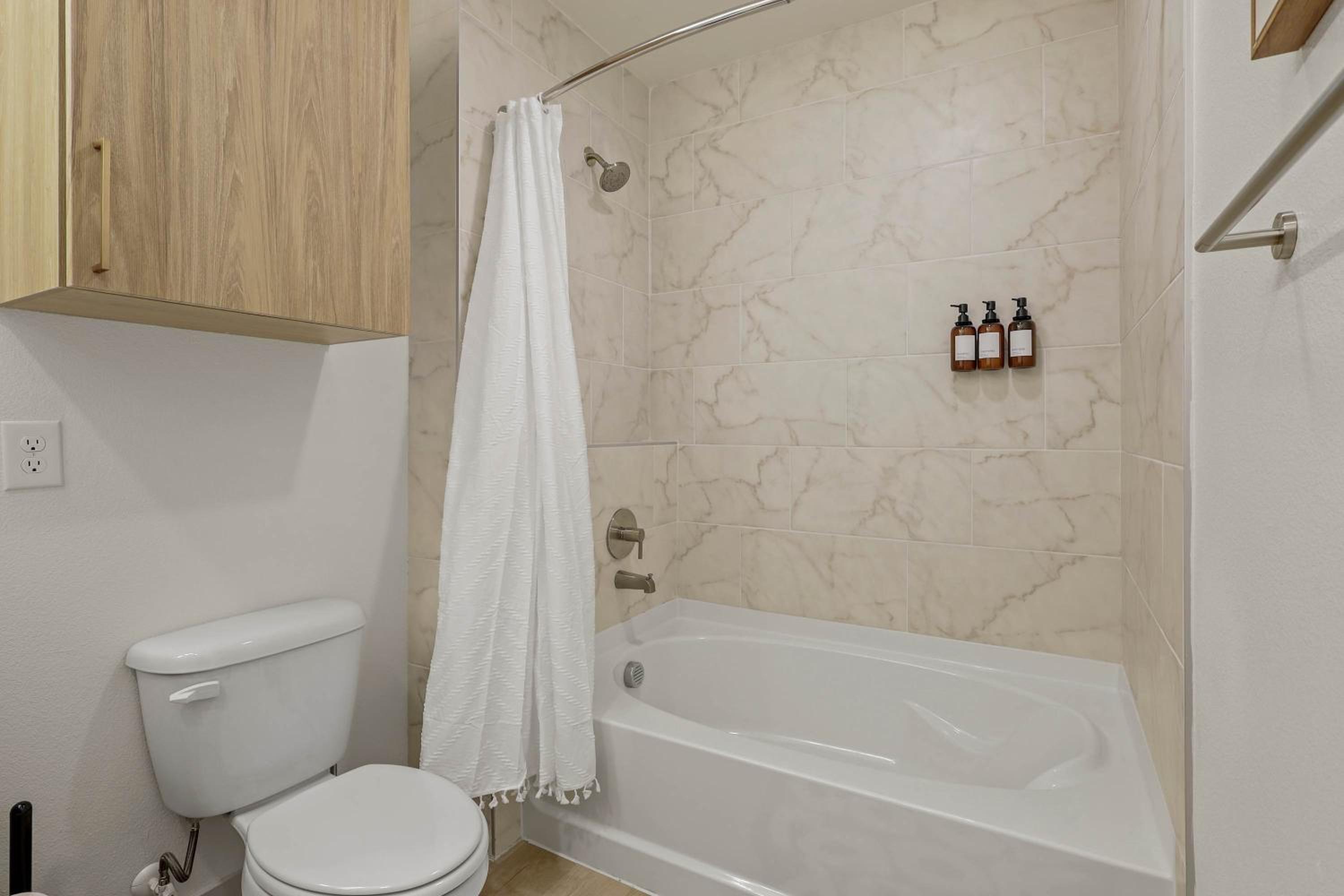 Stylish 2BR Apartment, Near Galleria Dallas, Free Parking, Gym & Pool