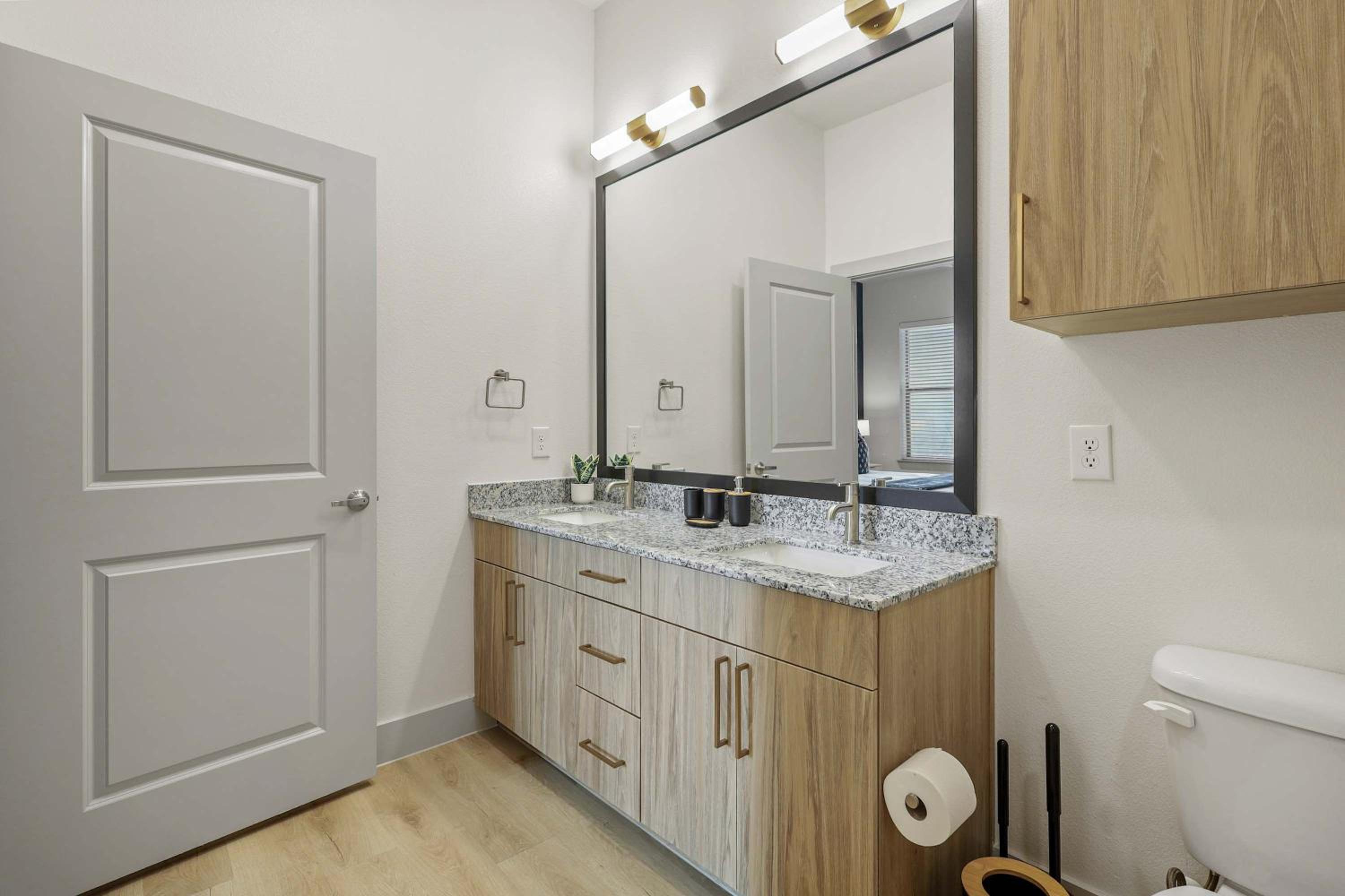 Stylish 2BR Apartment, Near Galleria Dallas, Free Parking, Gym & Pool