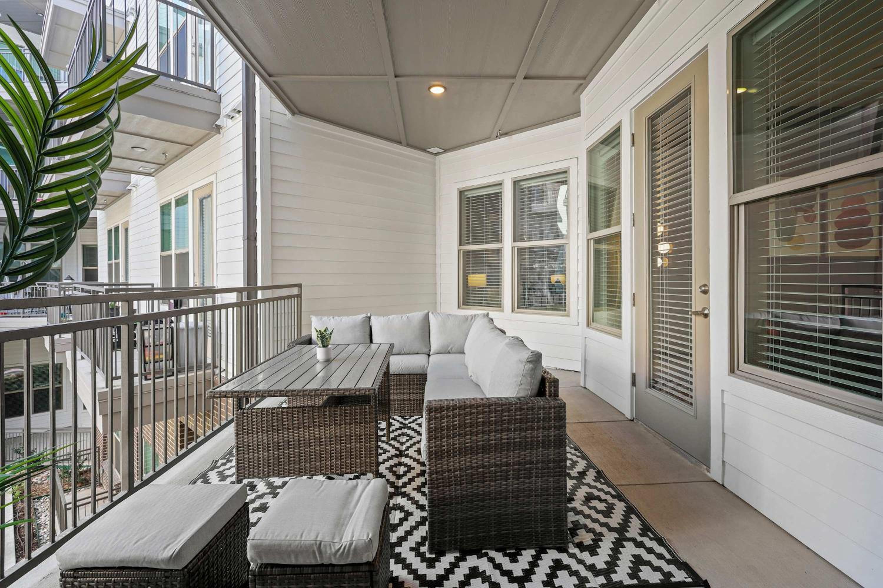 Stylish 2BR Apartment, Near Galleria Dallas, Free Parking, Gym & Pool