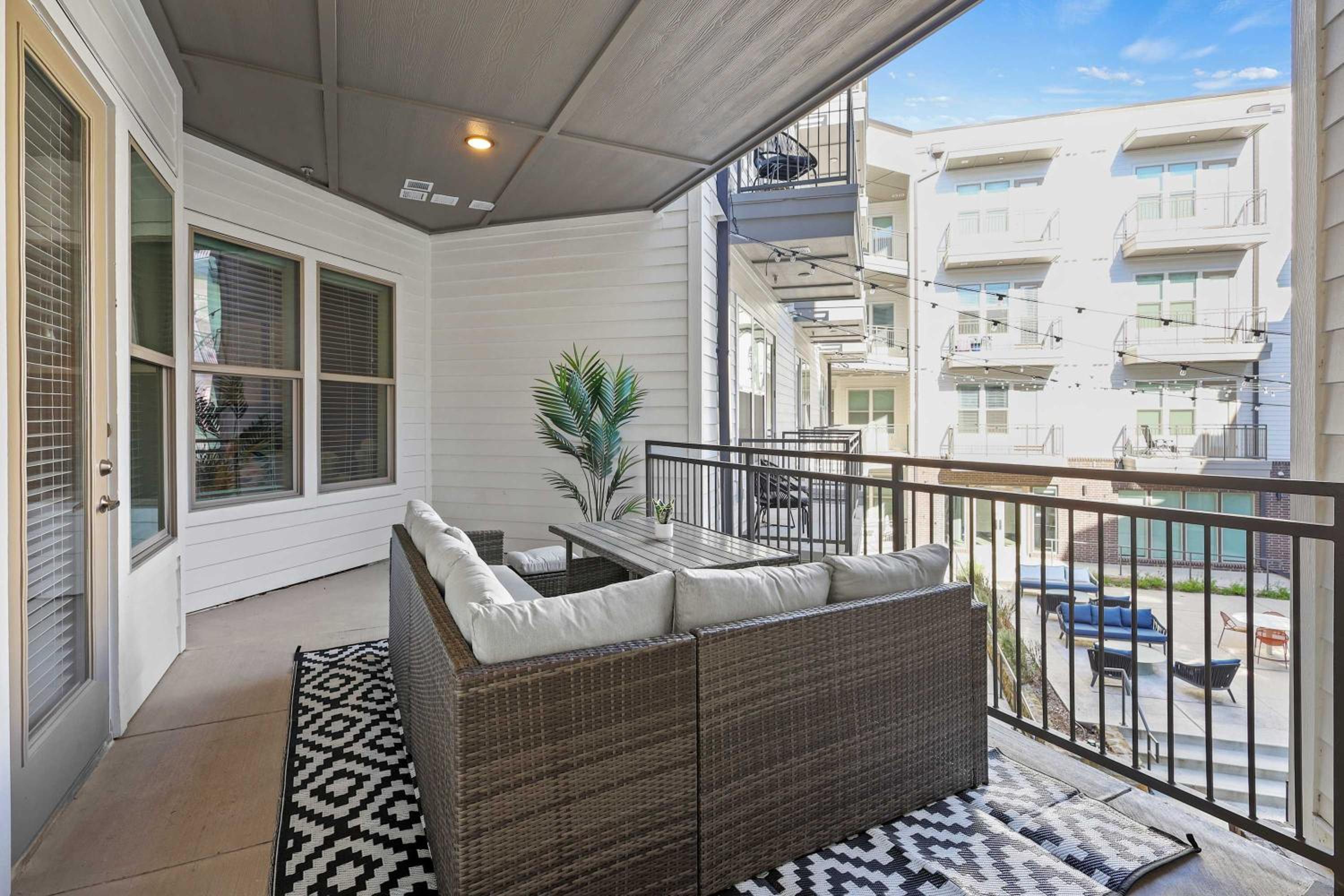 Stylish 2BR Apartment, Near Galleria Dallas, Free Parking, Gym & Pool