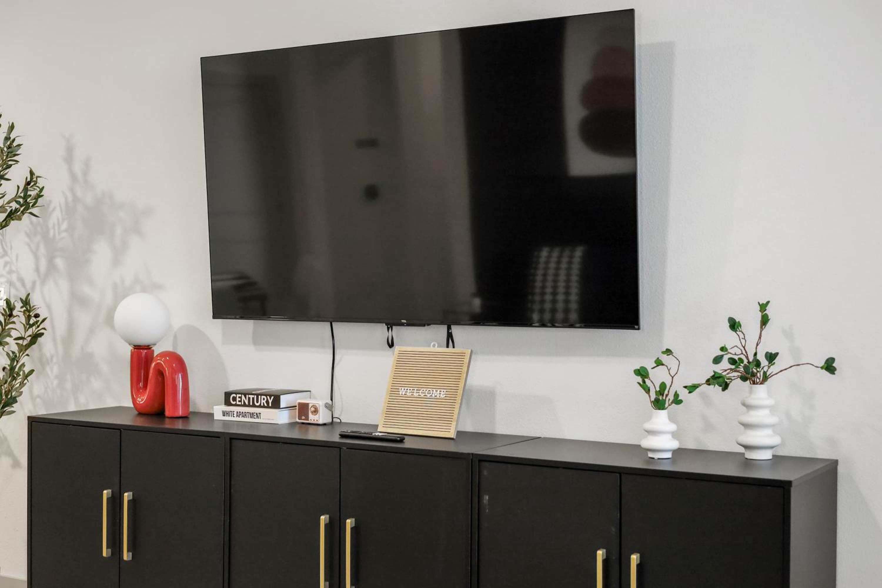 Stylish 2BR Apartment, Near Galleria Dallas, Free Parking, Gym & Pool