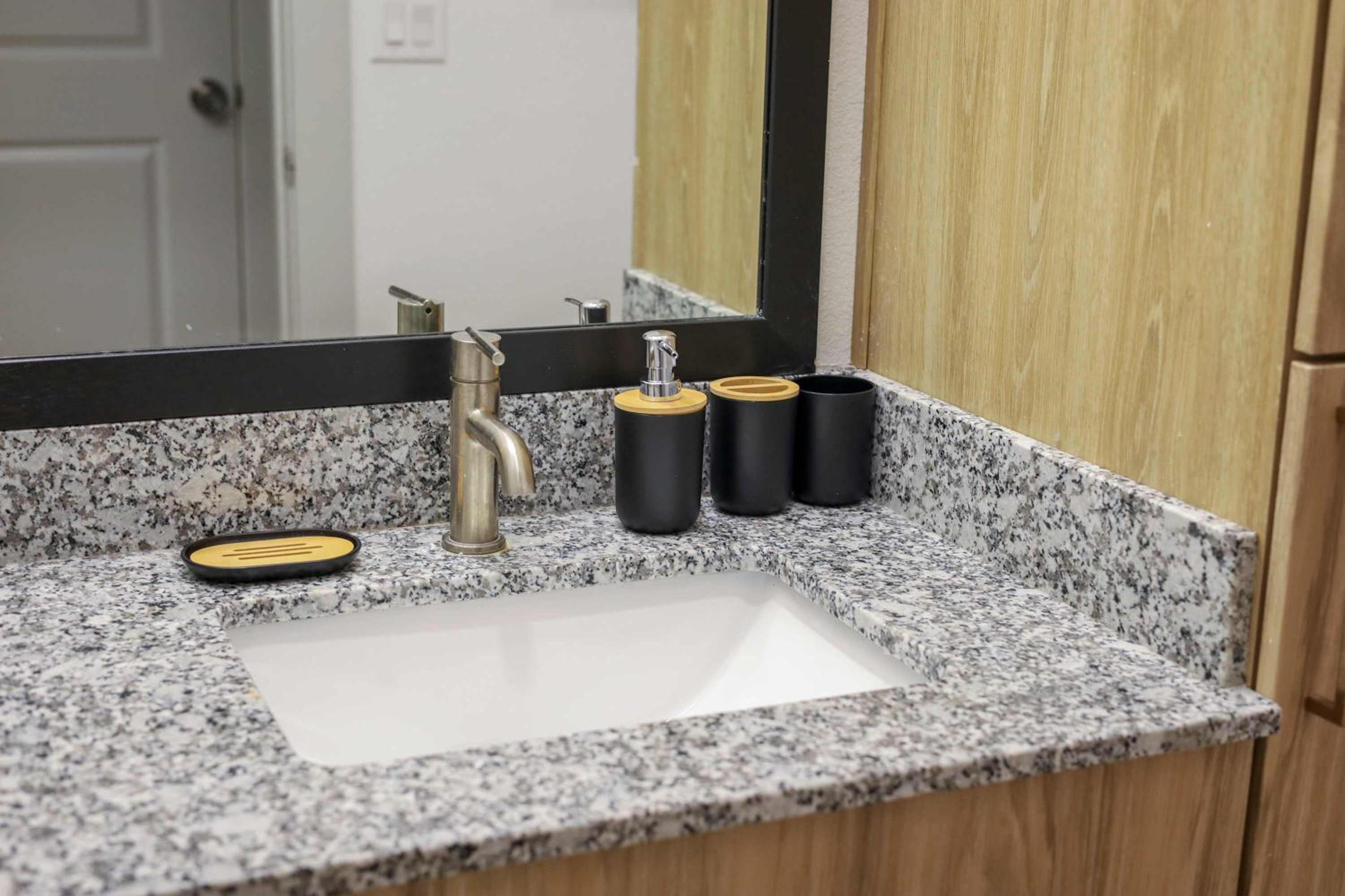 Stylish 2BR Apartment, Near Galleria Dallas, Free Parking, Gym & Pool