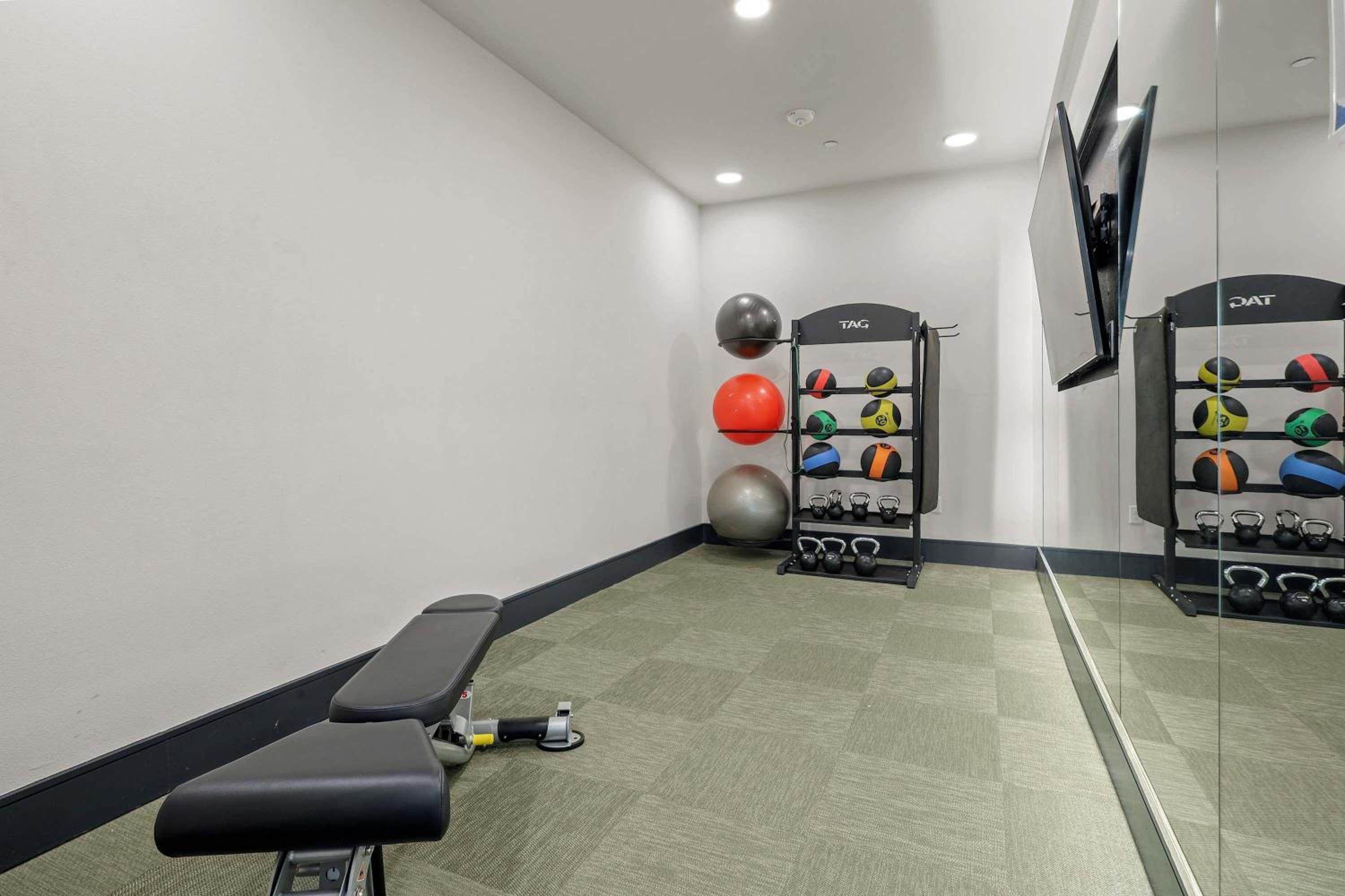 Stylish 2BR Apartment, Near Galleria Dallas, Free Parking, Gym & Pool