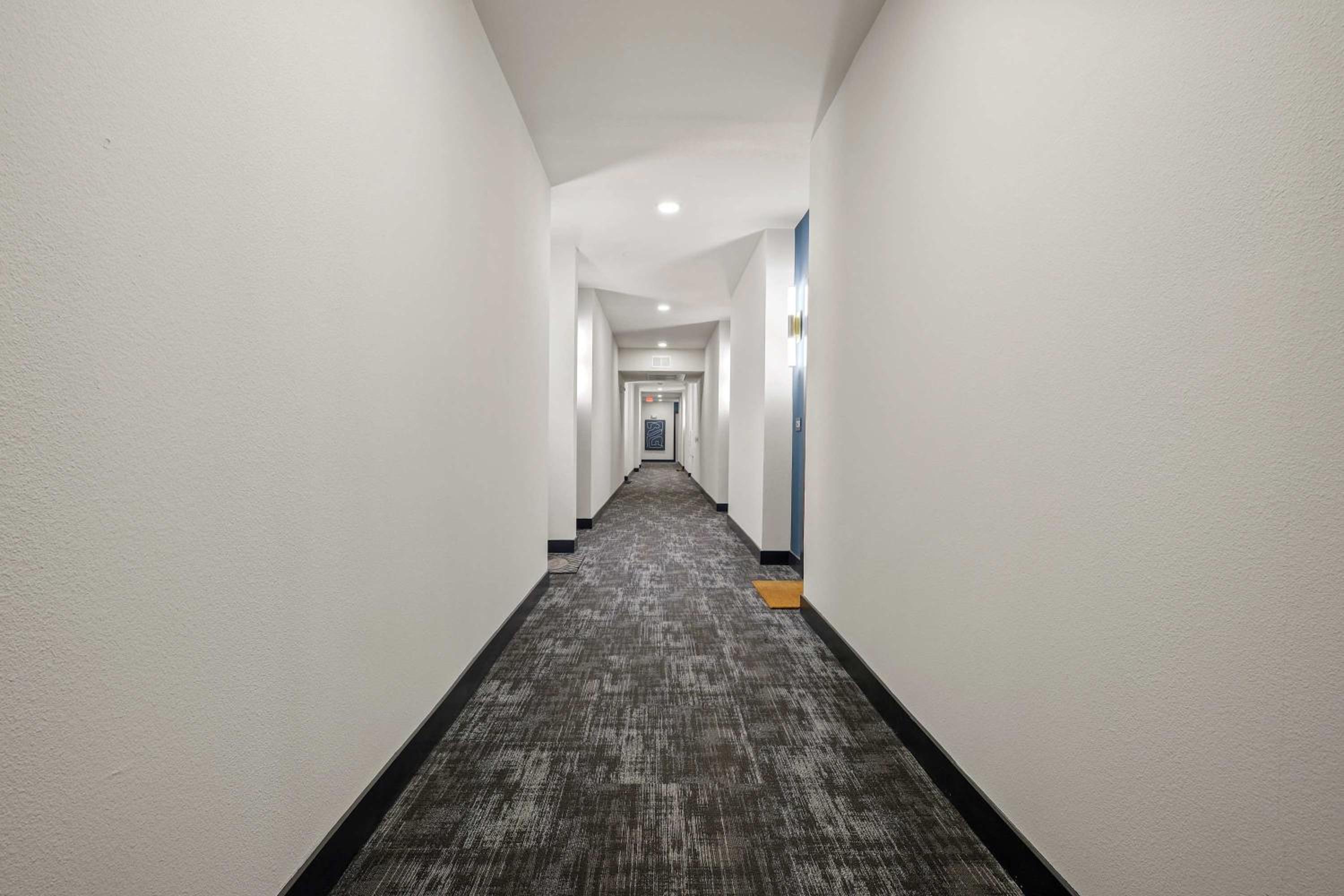 Stylish 2BR Apartment, Near Galleria Dallas, Free Parking, Gym & Pool