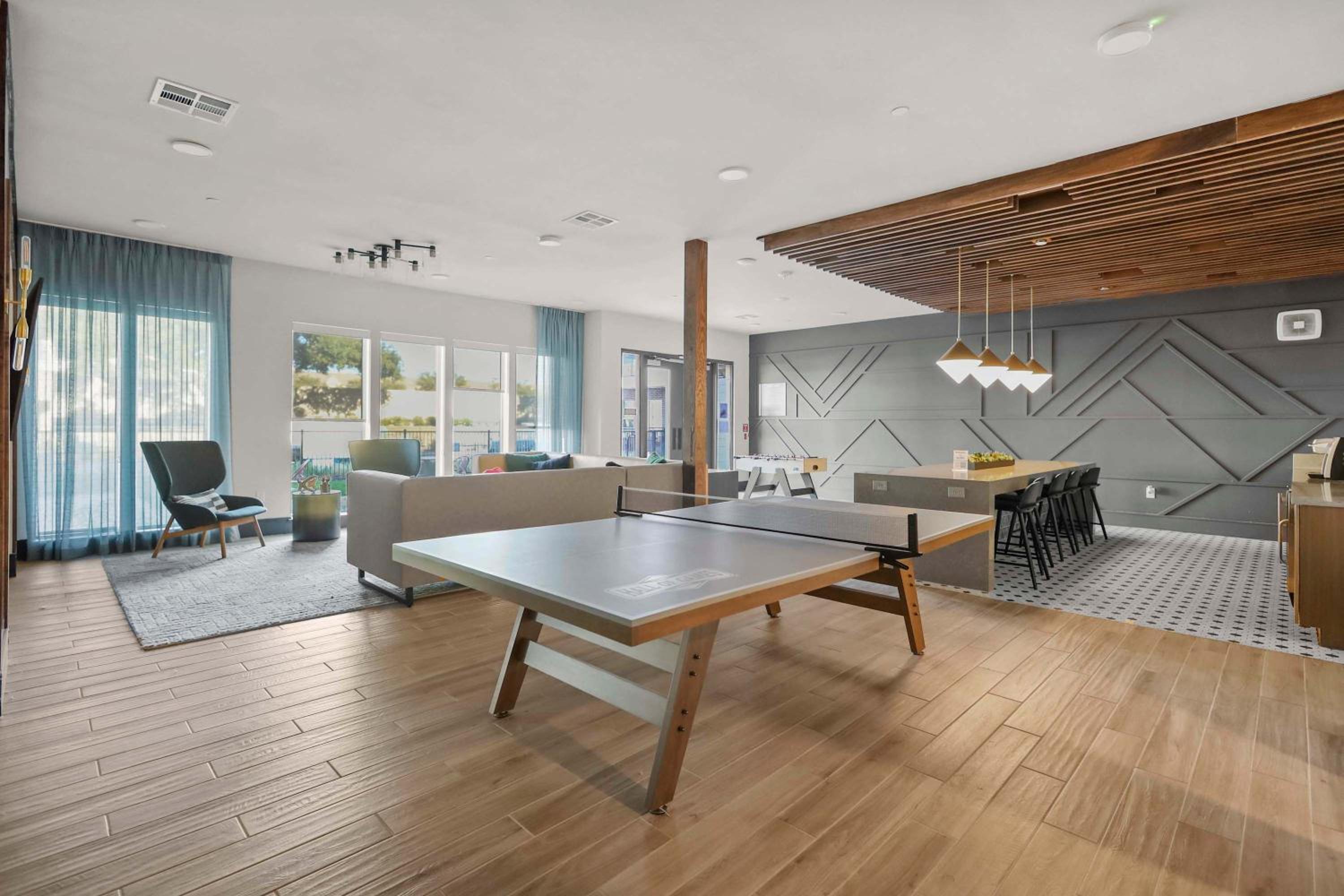 Stylish 2BR Apartment, Near Galleria Dallas, Free Parking, Gym & Pool