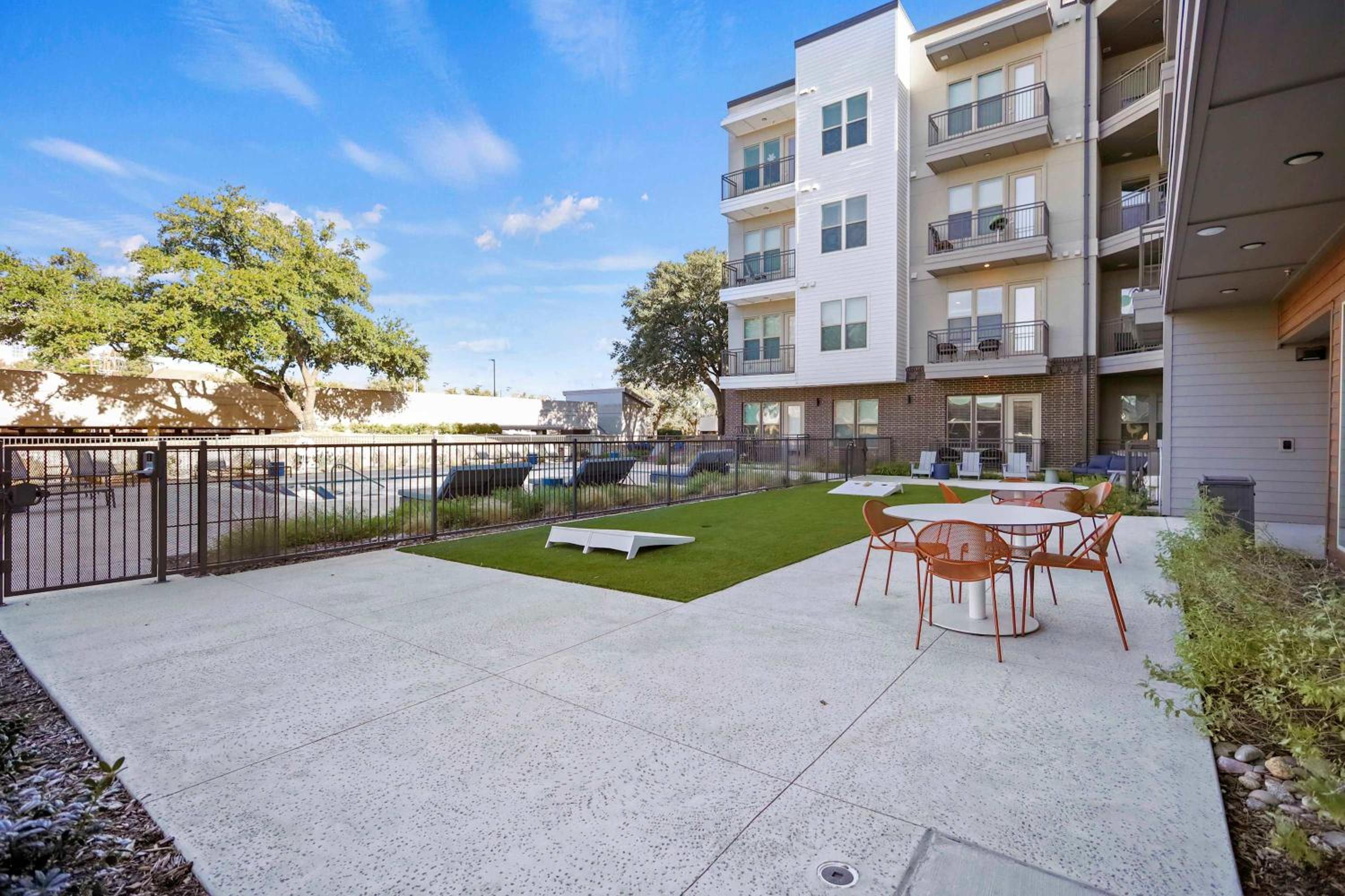 Stylish 2BR Apartment, Near Galleria Dallas, Free Parking, Gym & Pool