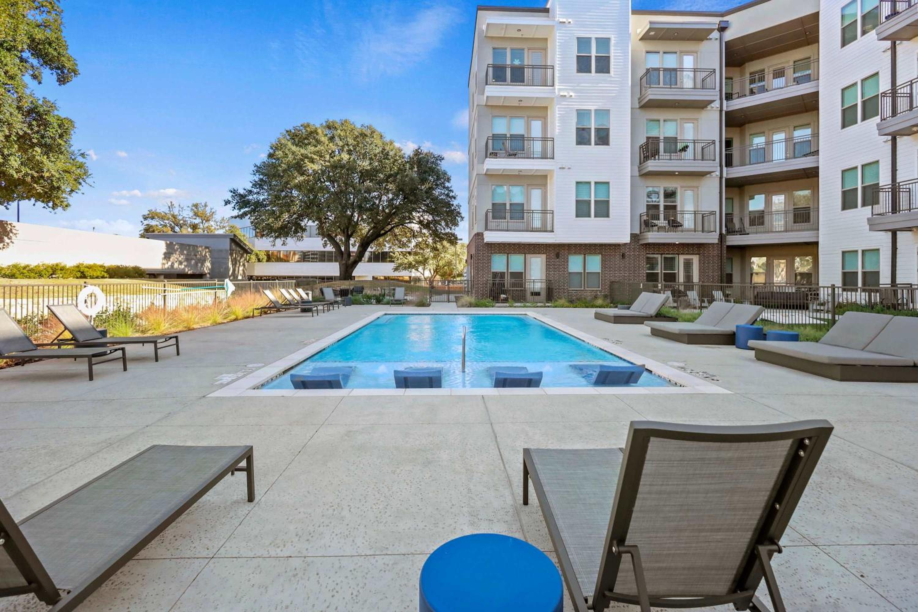 Stylish 2BR Apartment, Near Galleria Dallas, Free Parking, Gym & Pool