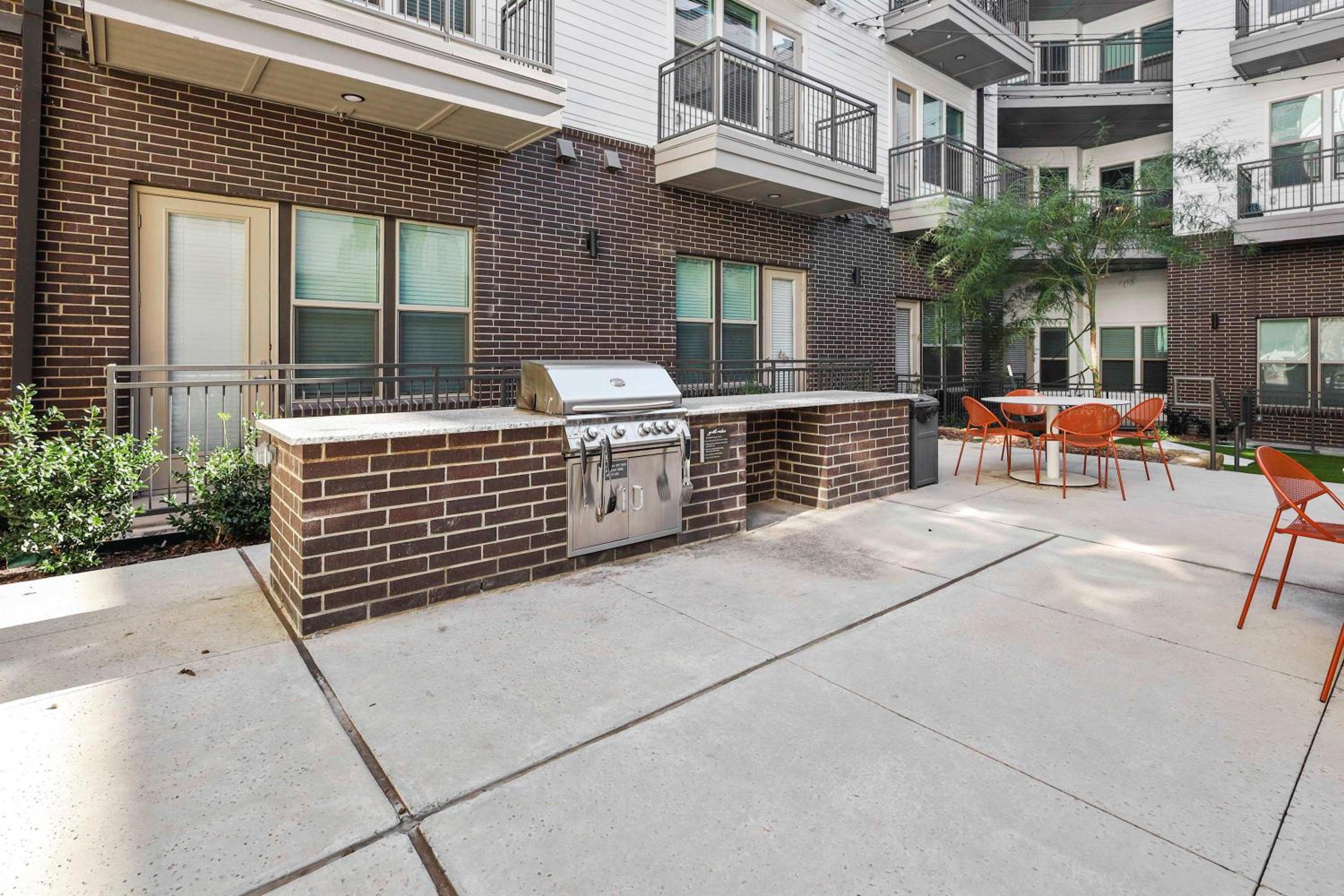 Stylish 2BR Apartment, Near Galleria Dallas, Free Parking, Gym & Pool