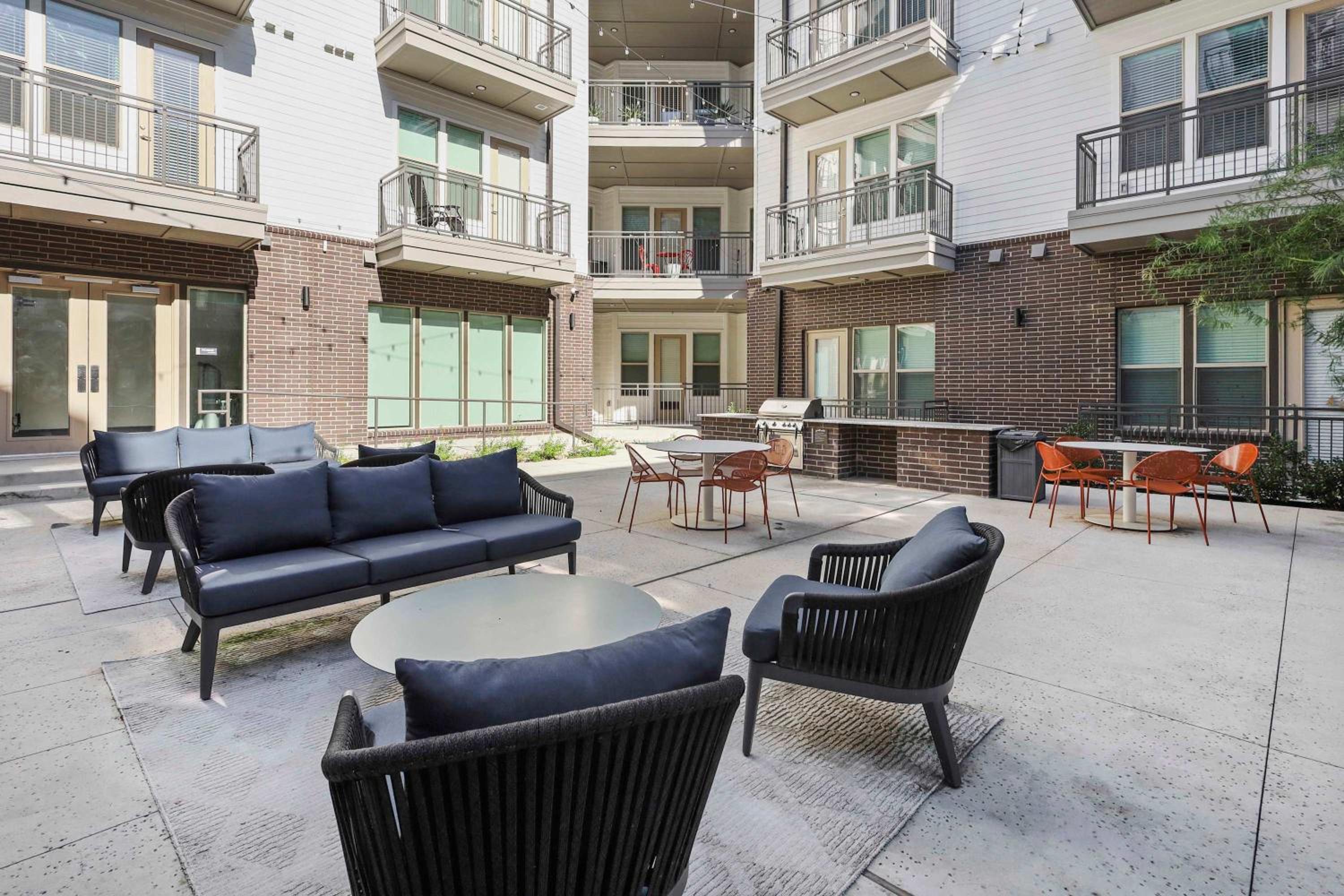Stylish 2BR Apartment, Near Galleria Dallas, Free Parking, Gym & Pool