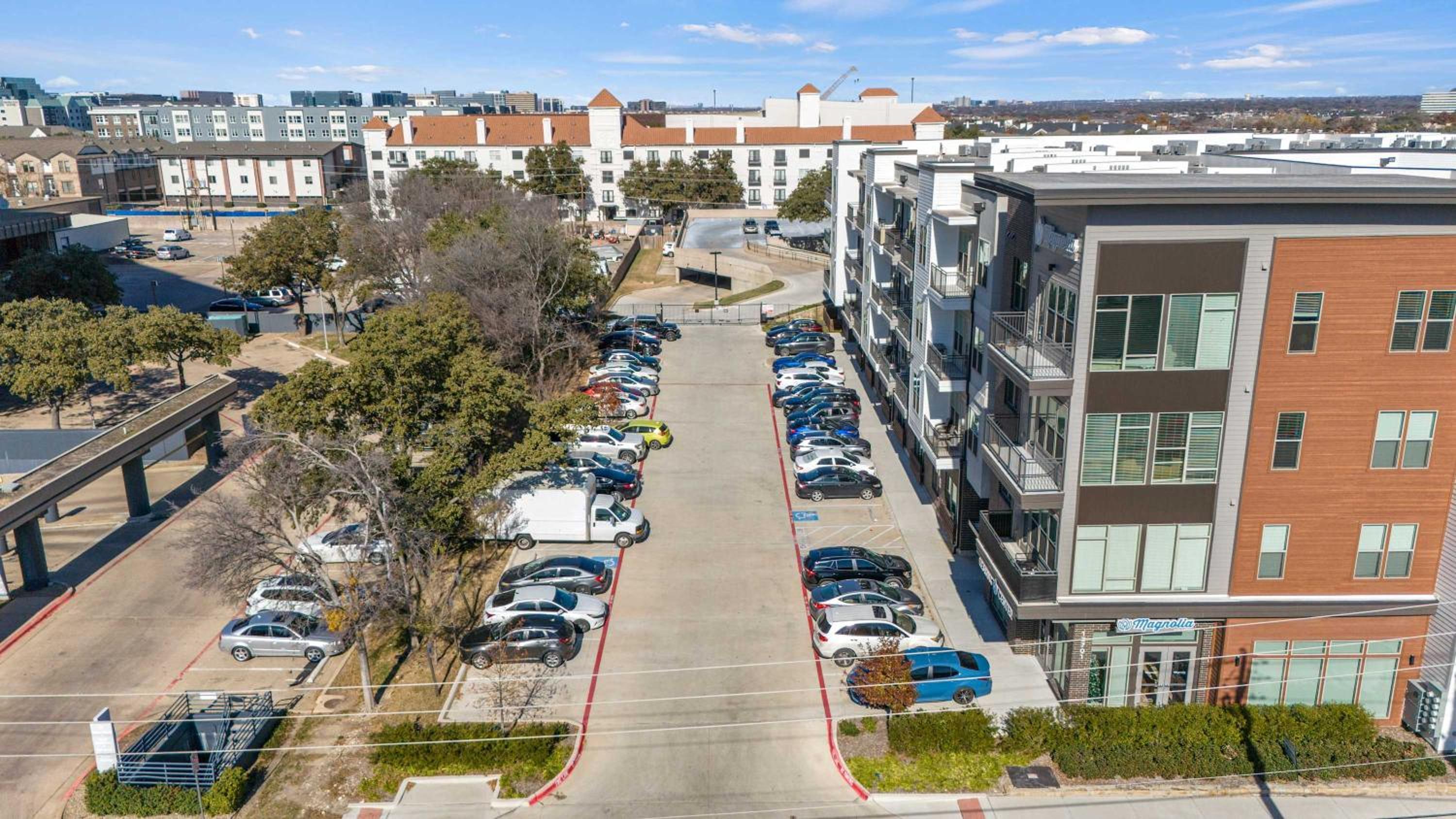 Stylish 2BR Apartment, Near Galleria Dallas, Free Parking, Gym & Pool