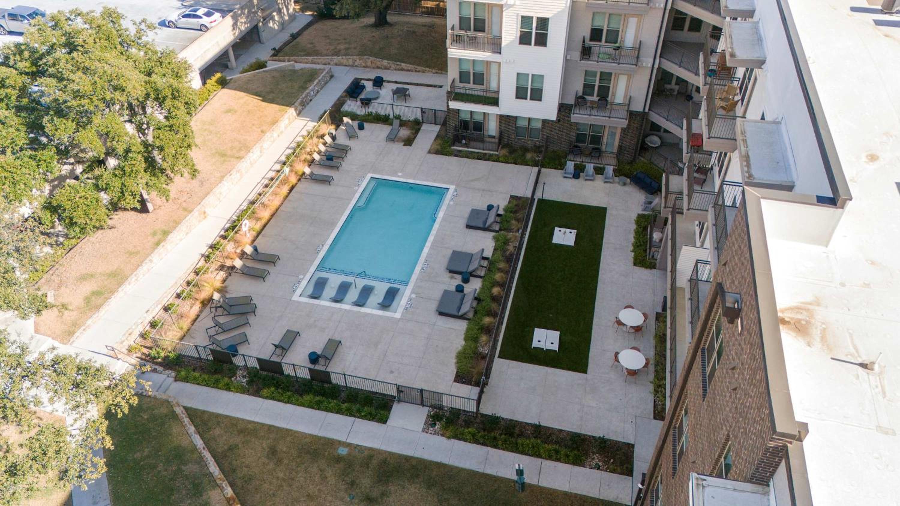Stylish 2BR Apartment, Near Galleria Dallas, Free Parking, Gym & Pool
