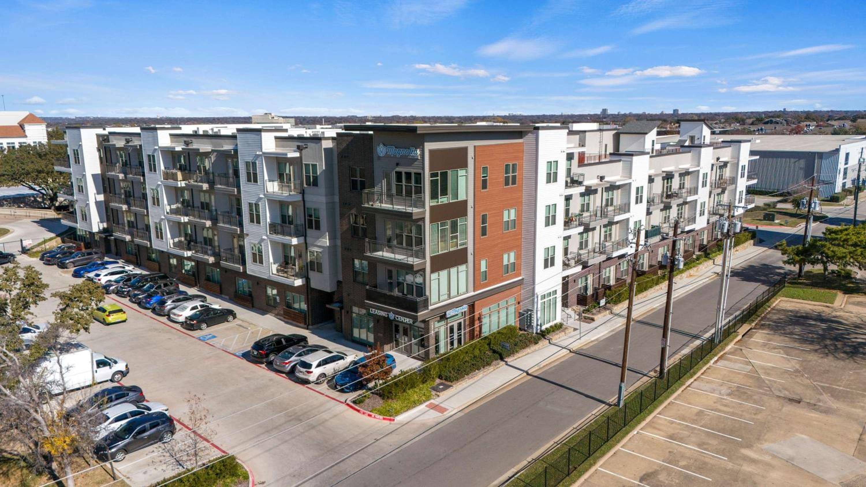 Stylish 2BR Apartment, Near Galleria Dallas, Free Parking, Gym & Pool