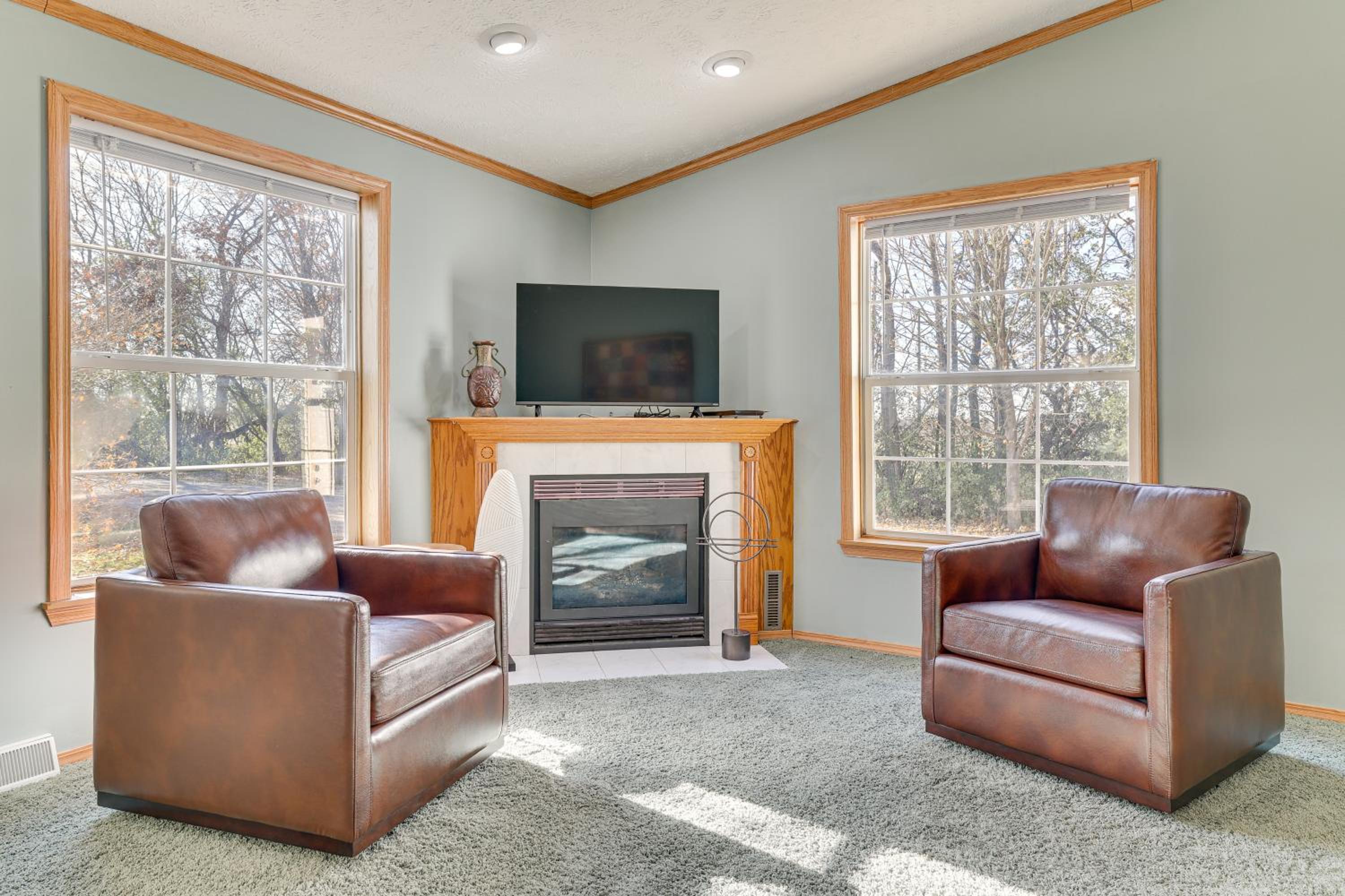 8 Mi to Dtwn Rochester Peaceful Home with Deck!