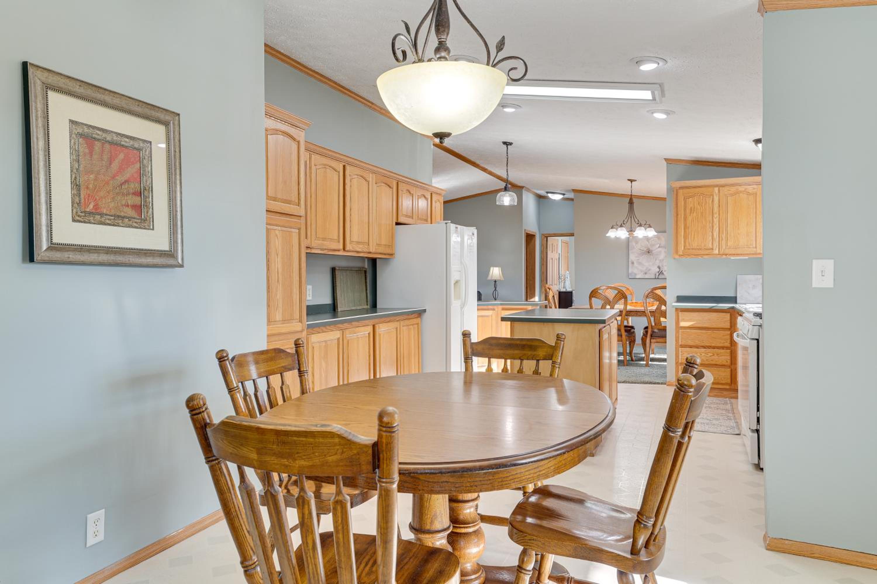 8 Mi to Dtwn Rochester Peaceful Home with Deck!
