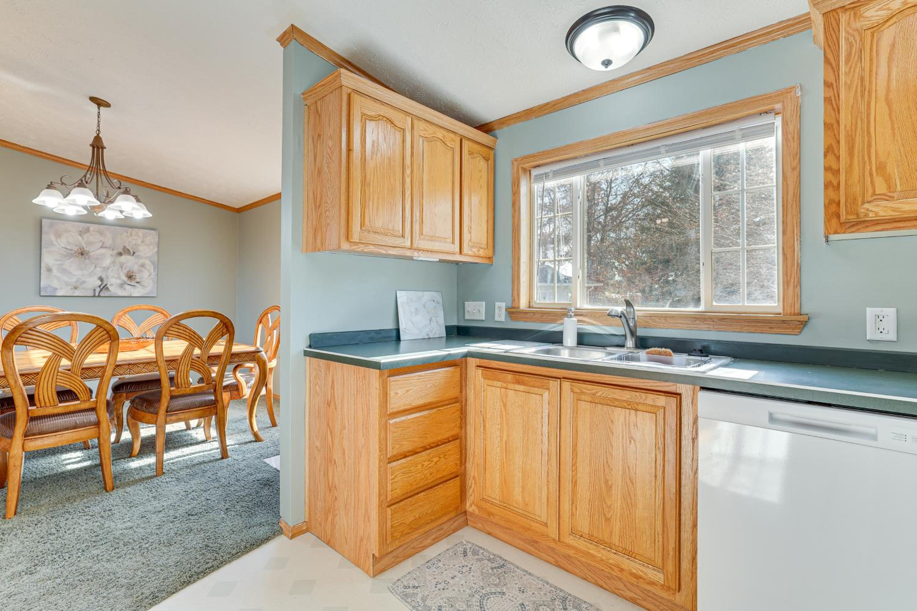 8 Mi to Dtwn Rochester Peaceful Home with Deck!
