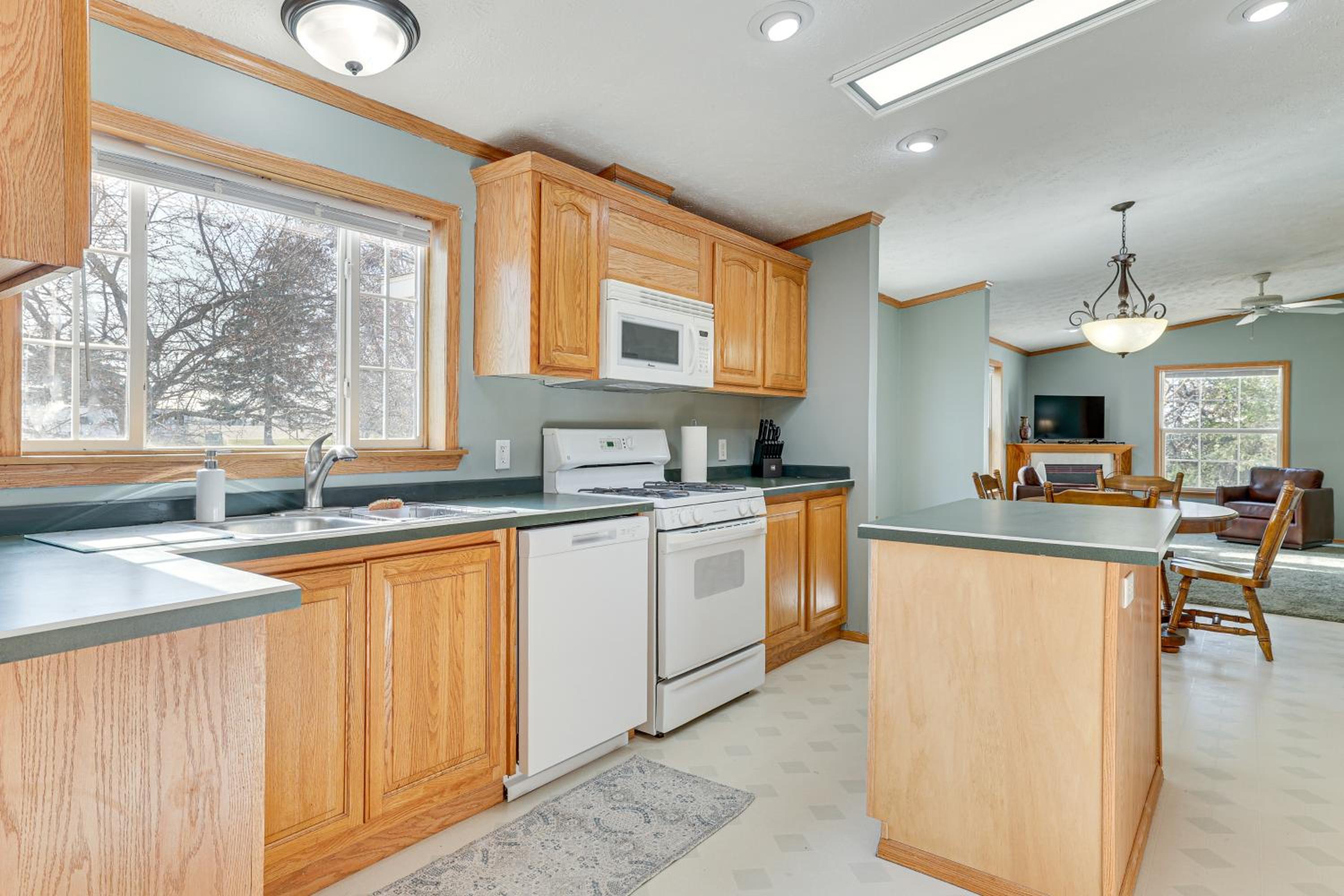 8 Mi to Dtwn Rochester Peaceful Home with Deck!