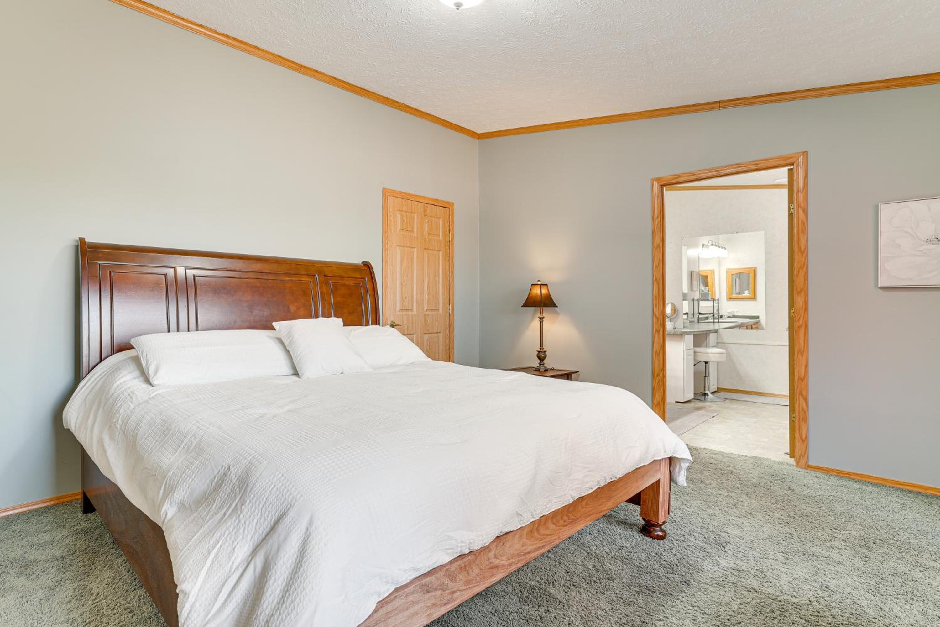 8 Mi to Dtwn Rochester Peaceful Home with Deck!