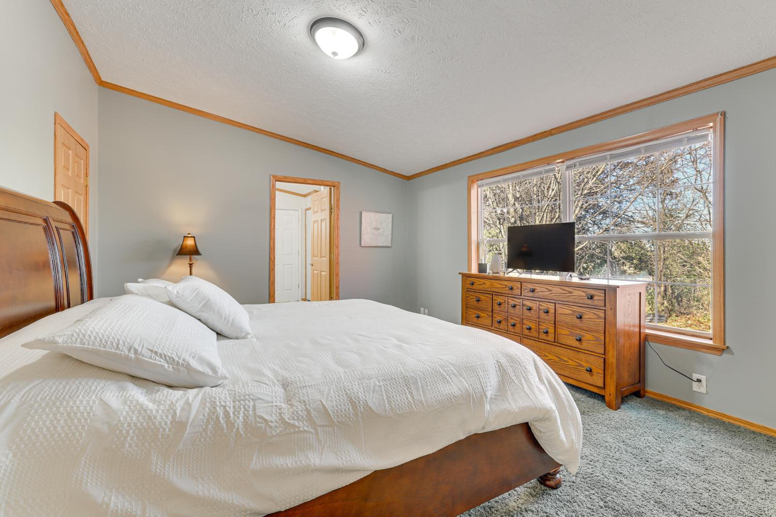 8 Mi to Dtwn Rochester Peaceful Home with Deck!