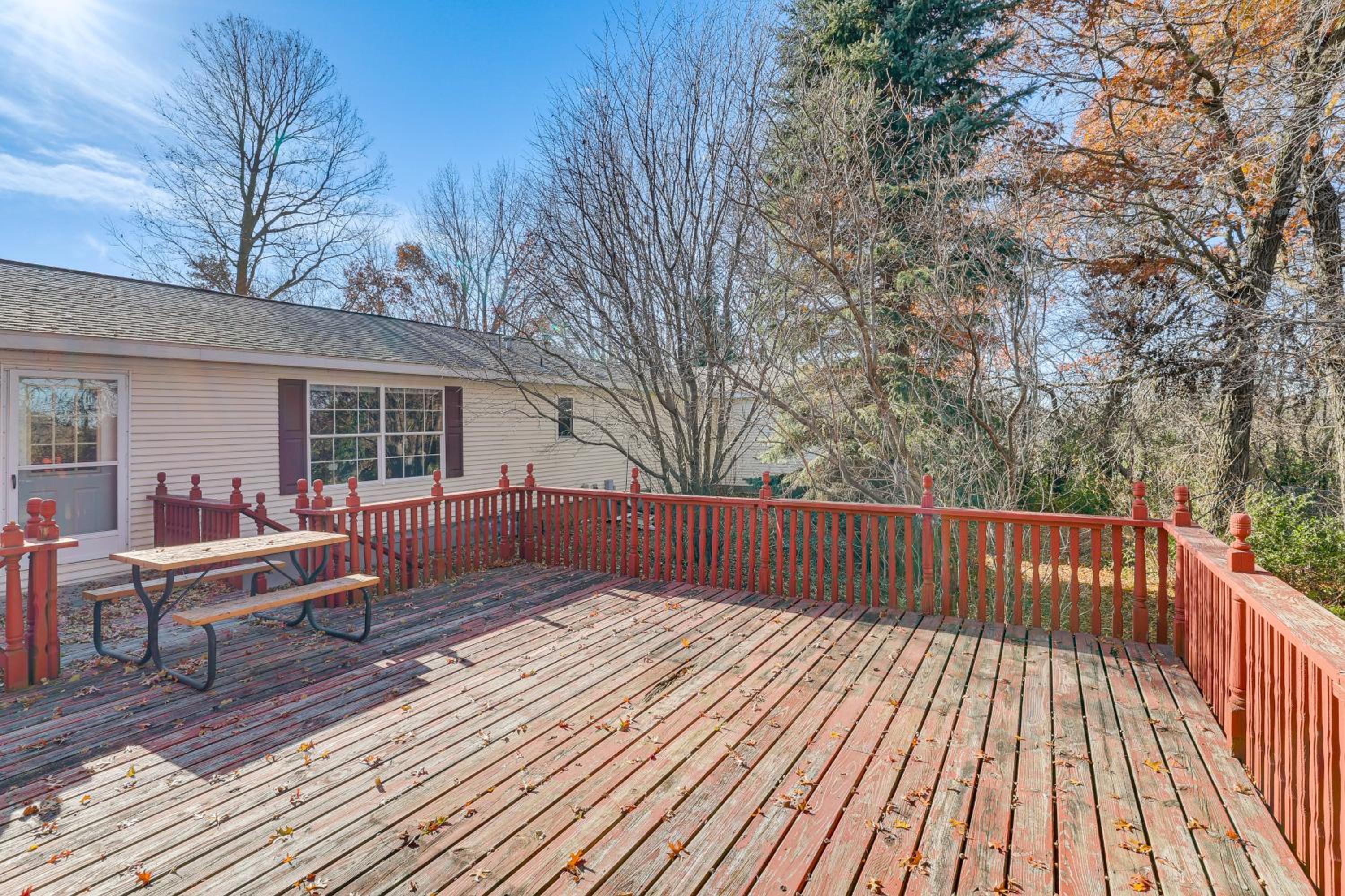 8 Mi to Dtwn Rochester Peaceful Home with Deck!