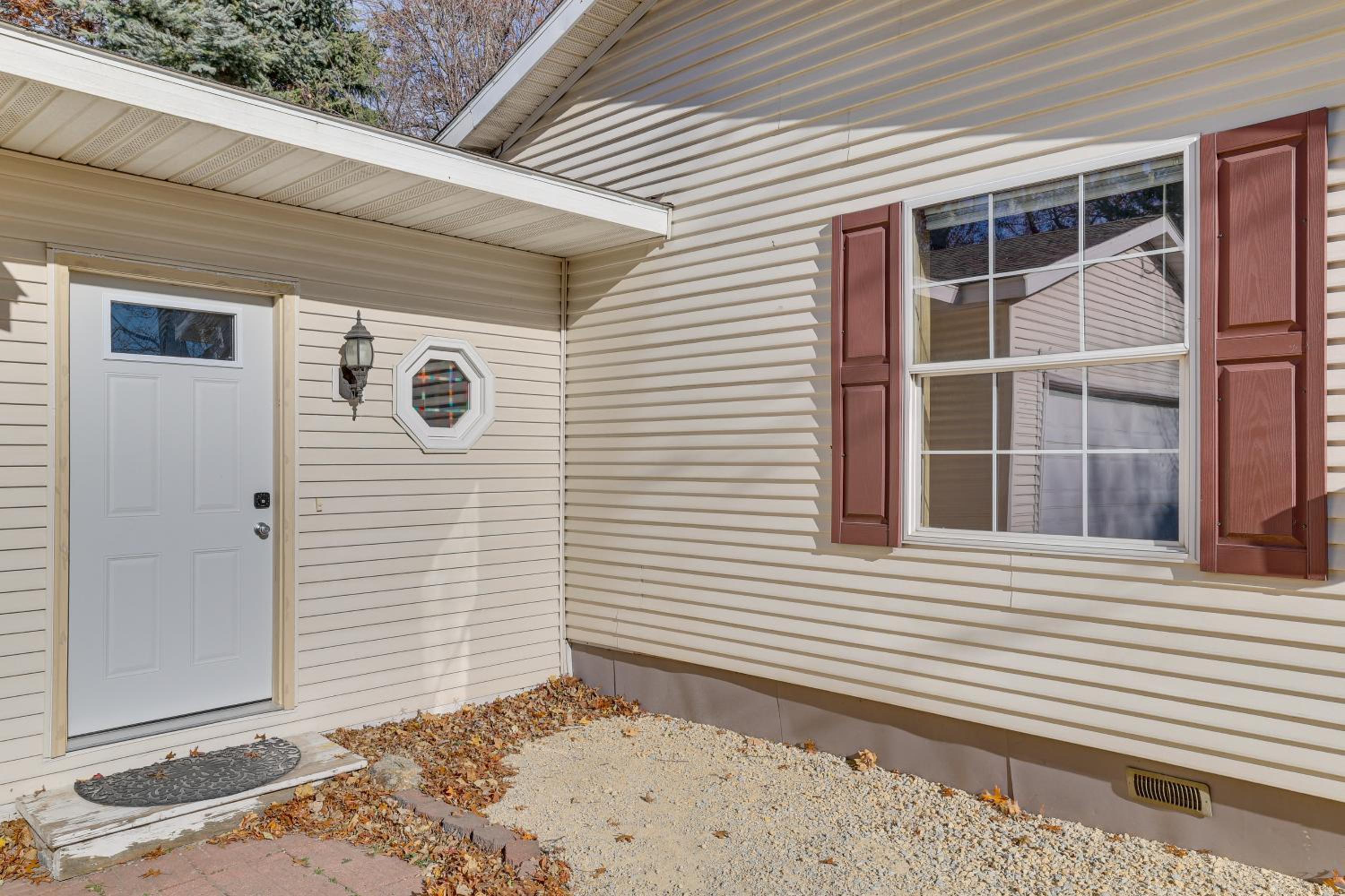 8 Mi to Dtwn Rochester Peaceful Home with Deck!