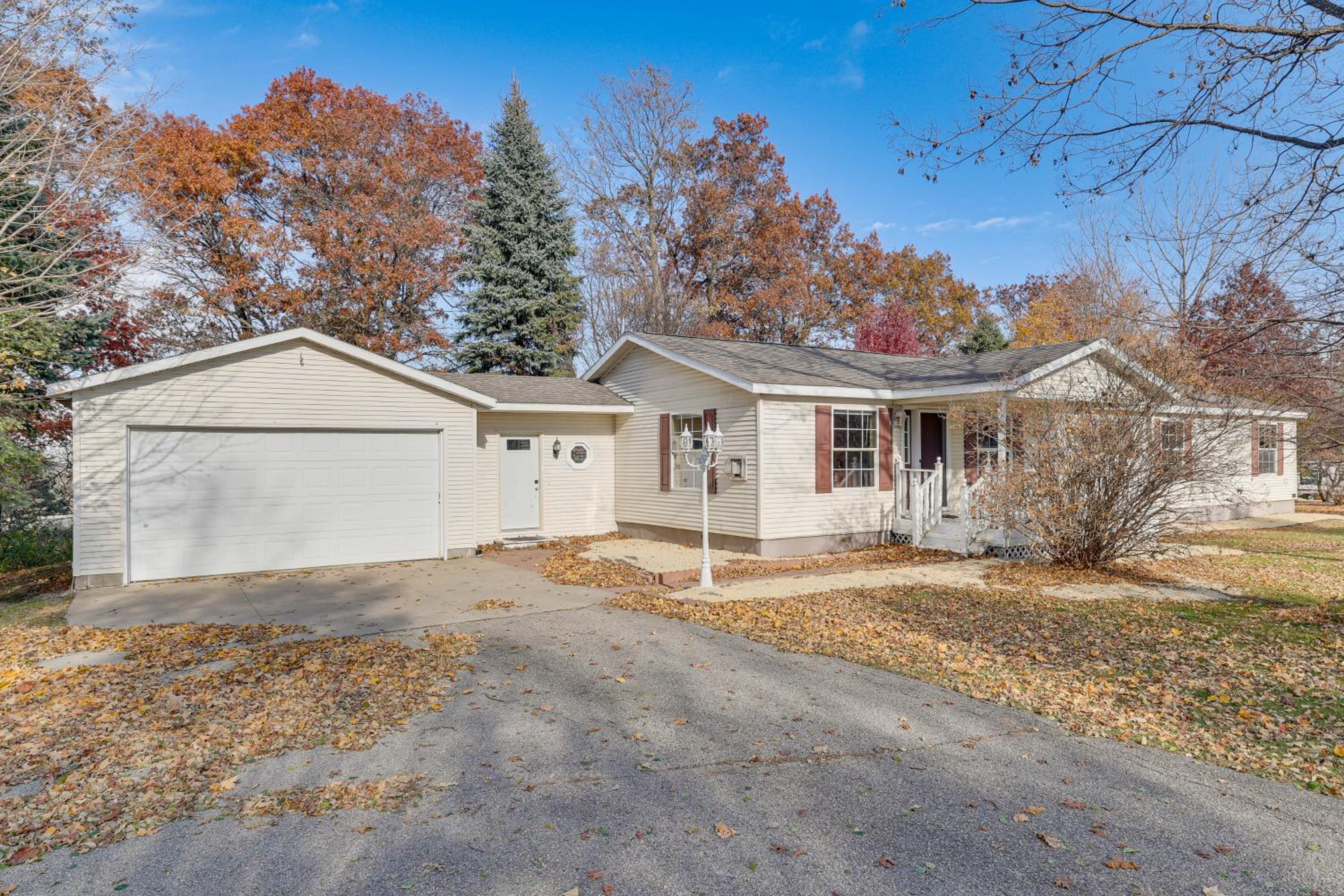 8 Mi to Dtwn Rochester Peaceful Home with Deck!