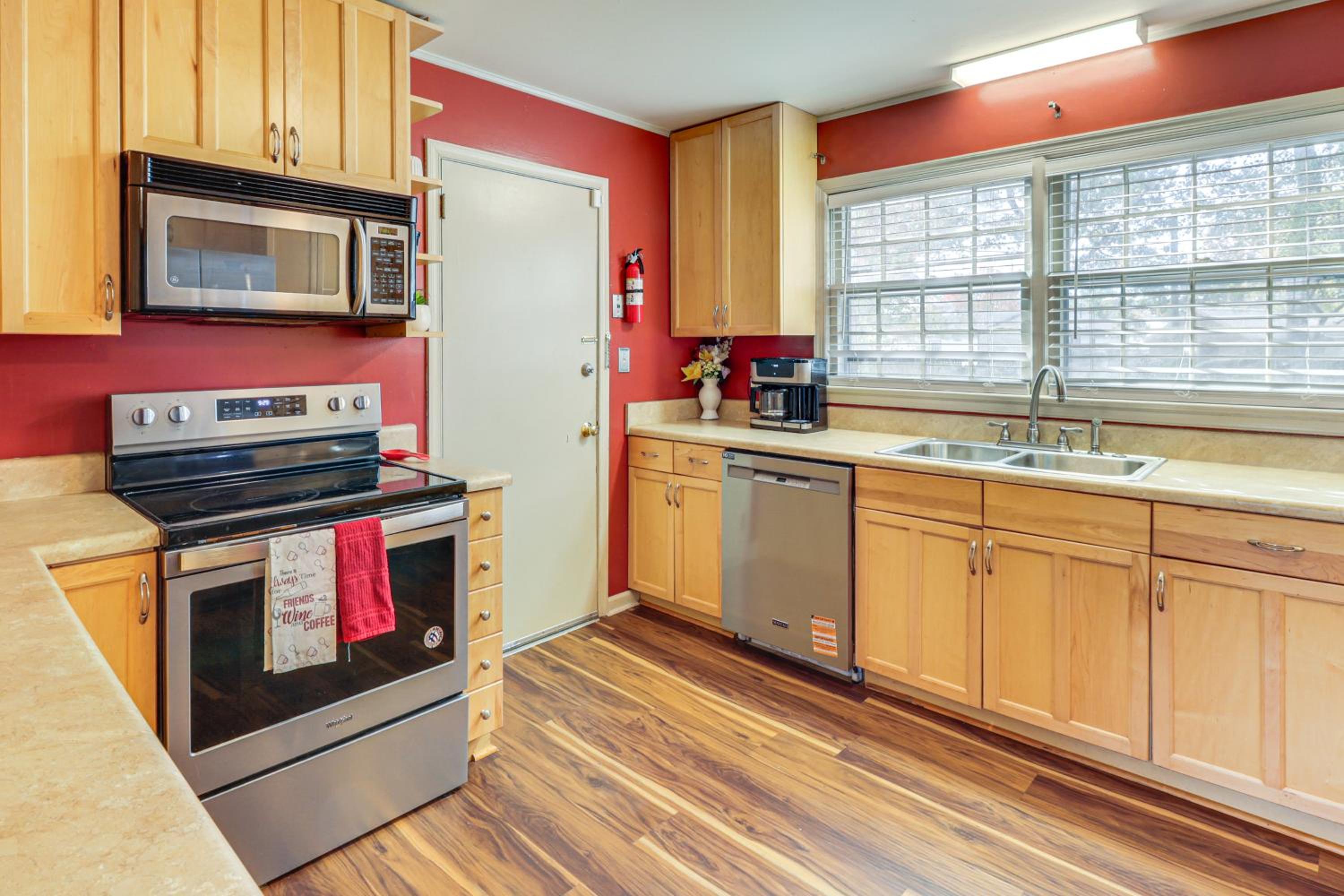 Near Beaches, Base and Bay! Hampton Home with Backyard