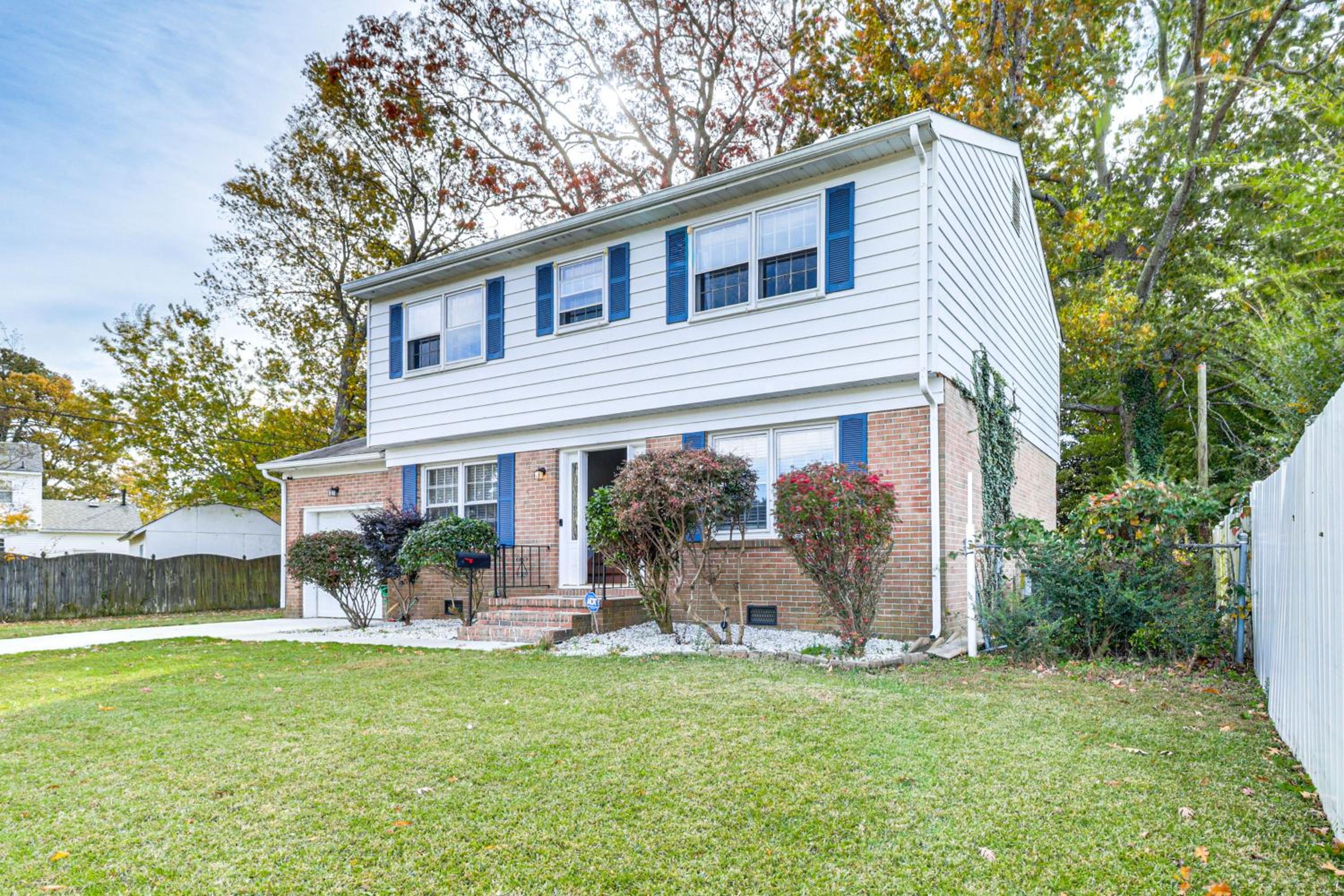 Near Beaches, Base and Bay! Hampton Home with Backyard