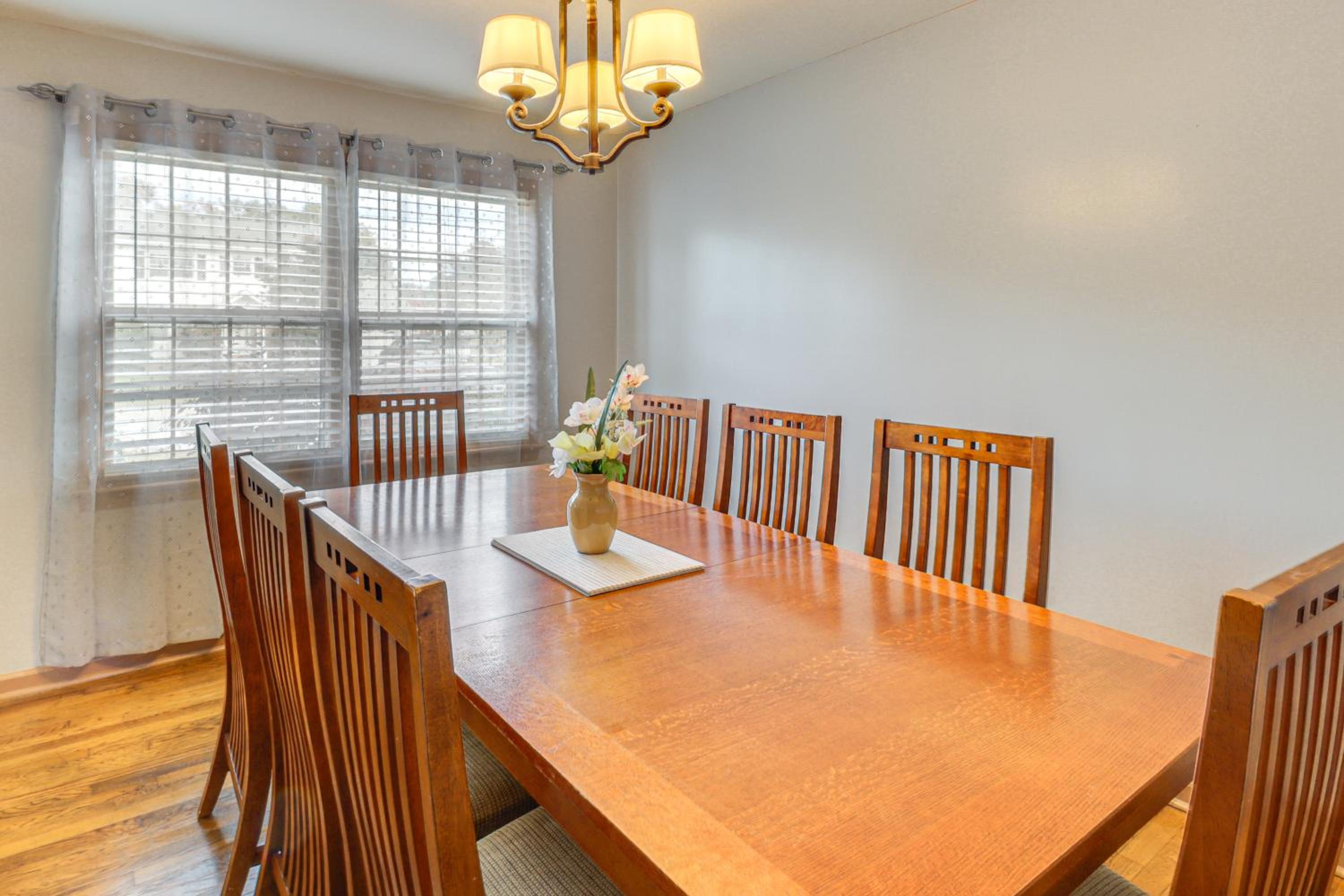 Near Beaches, Base and Bay! Hampton Home with Backyard