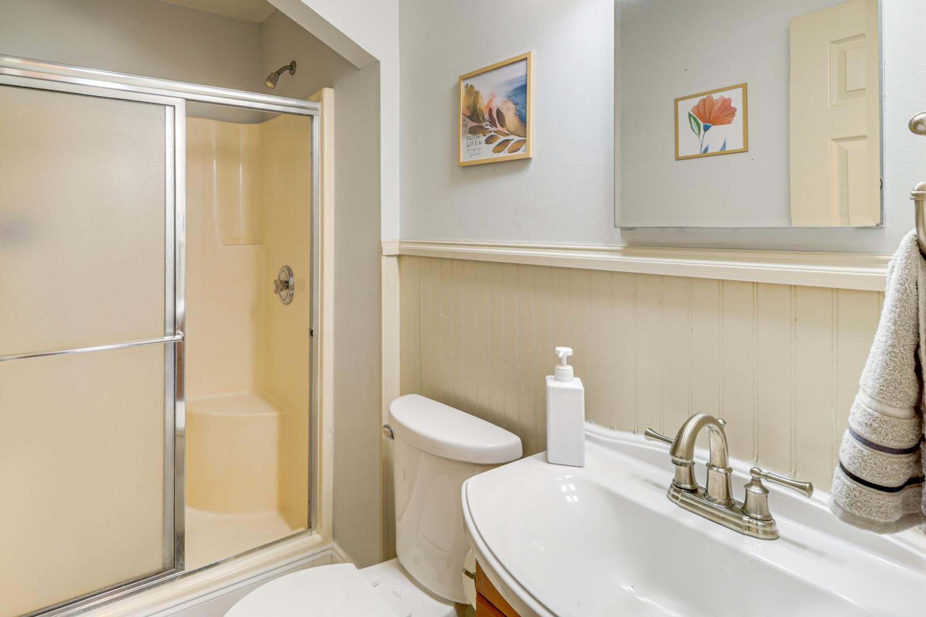 Near Beaches, Base and Bay! Hampton Home with Backyard
