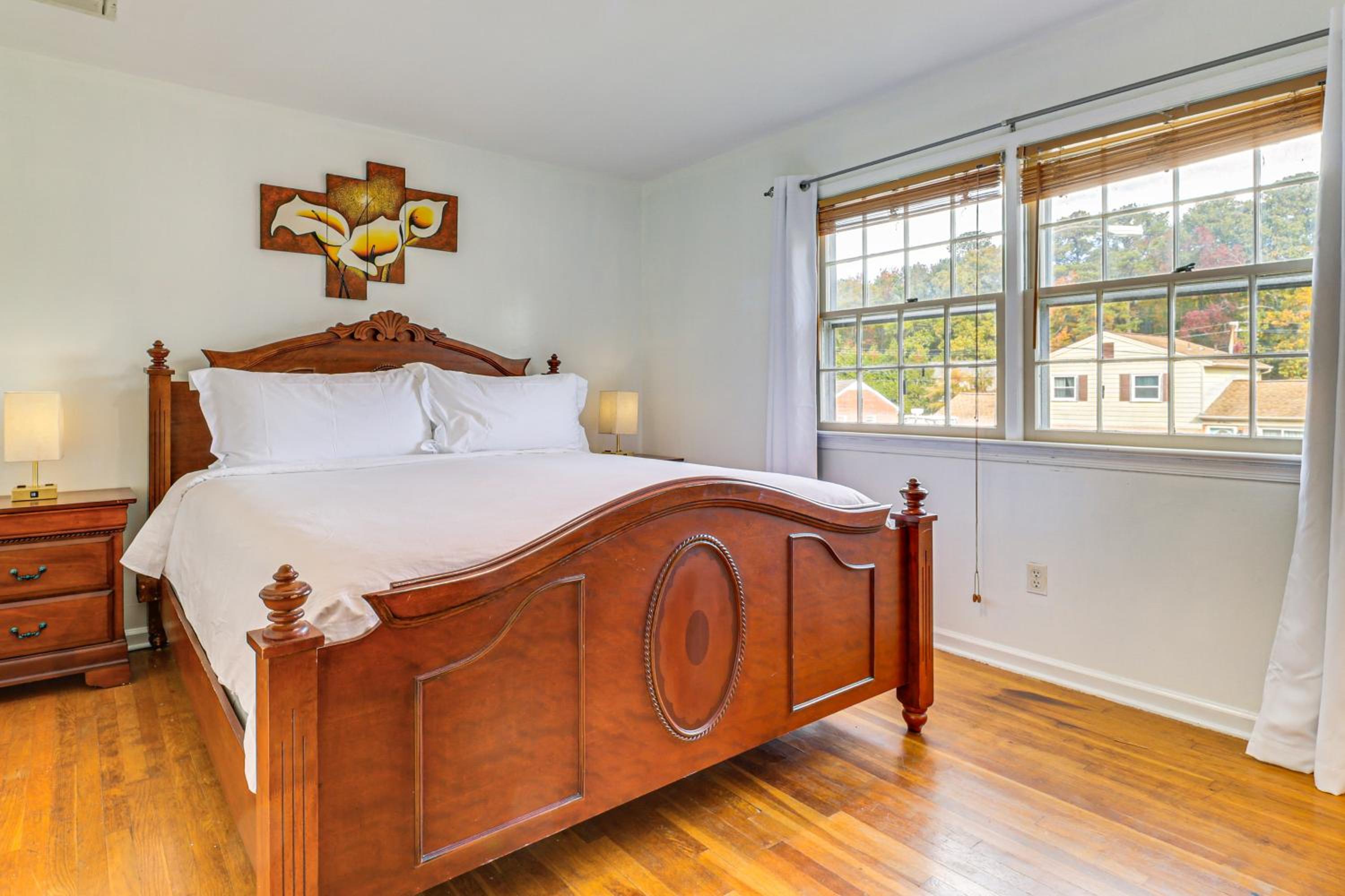 Near Beaches, Base and Bay! Hampton Home with Backyard