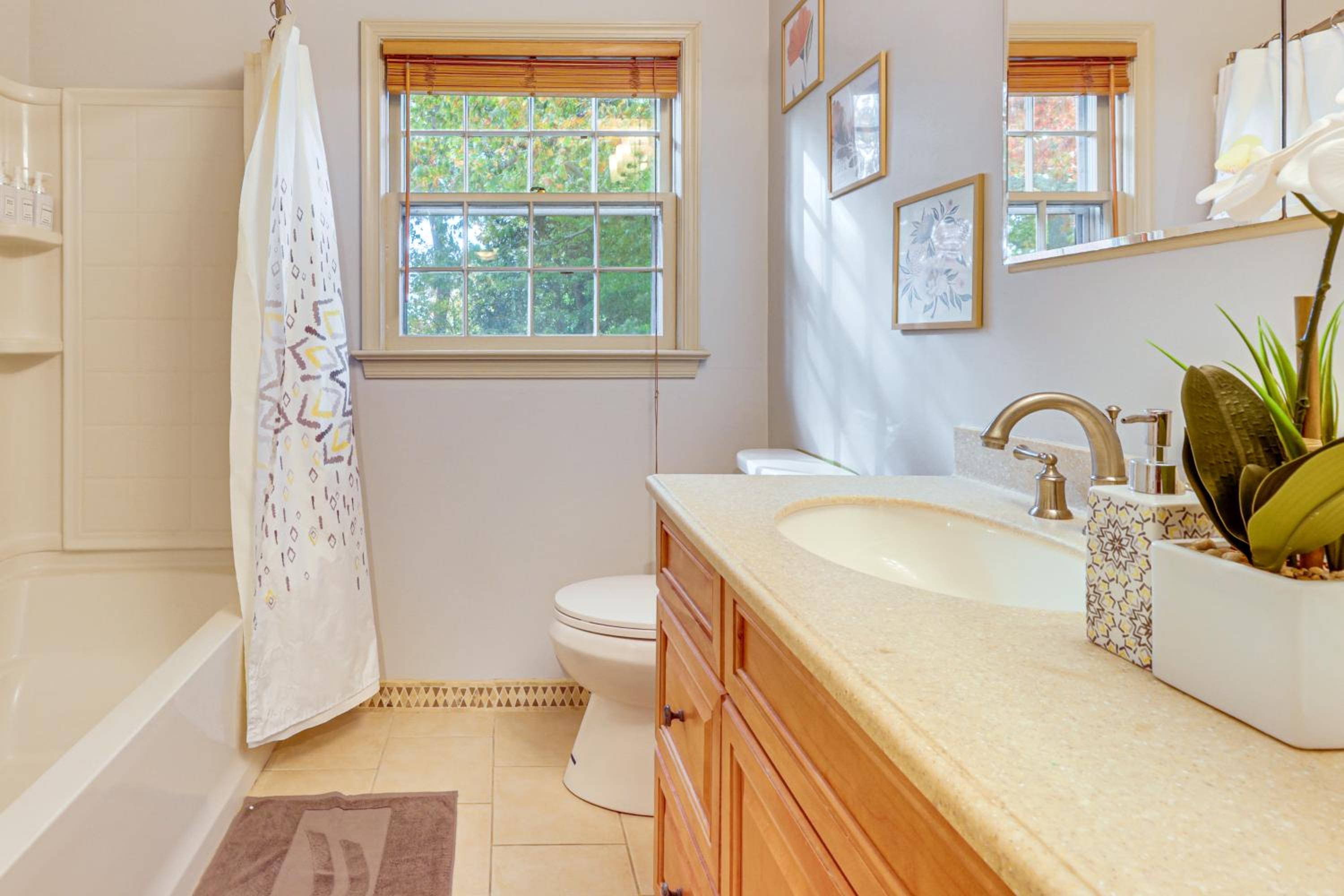 Near Beaches, Base and Bay! Hampton Home with Backyard