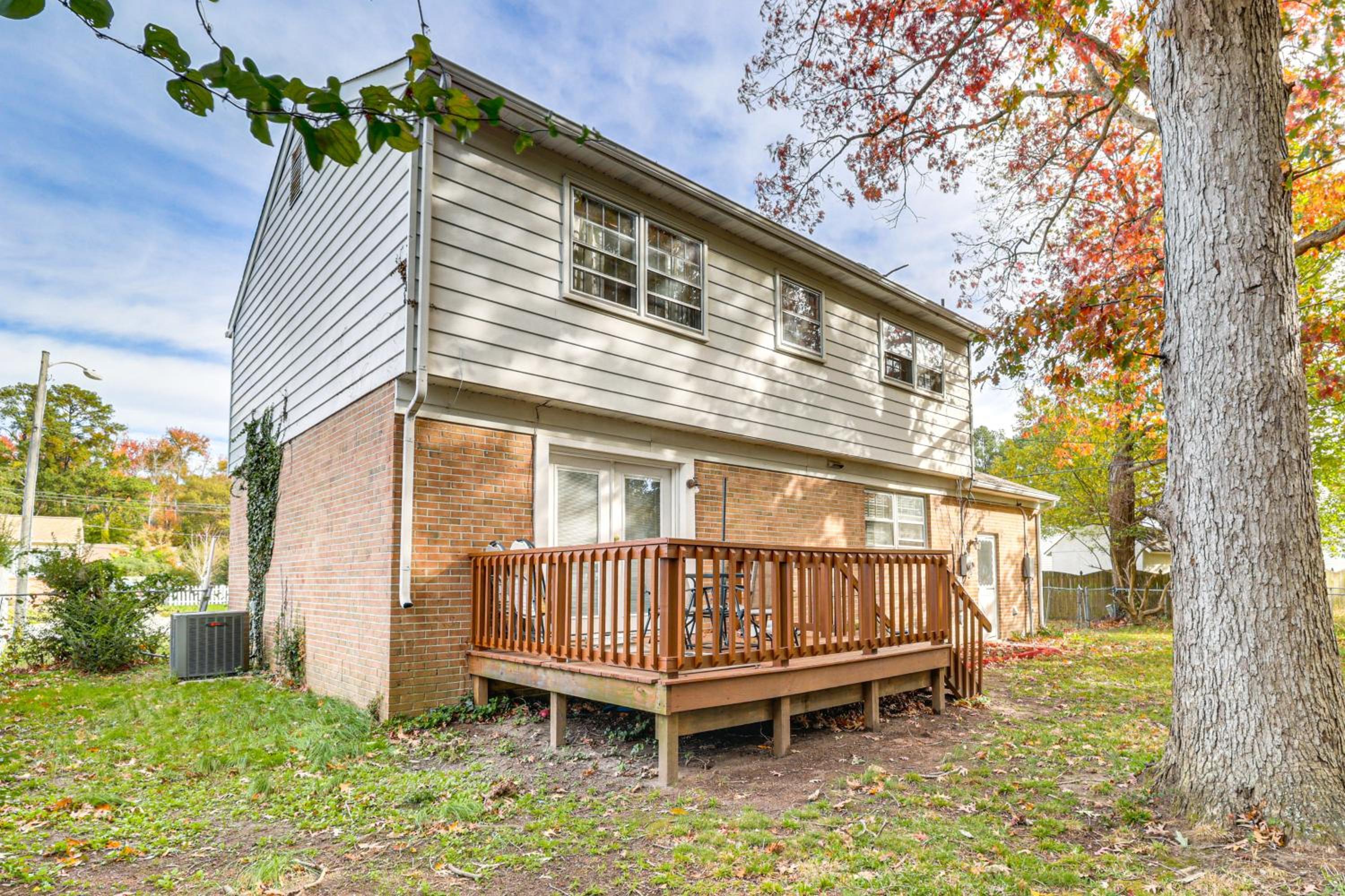 Near Beaches, Base and Bay! Hampton Home with Backyard