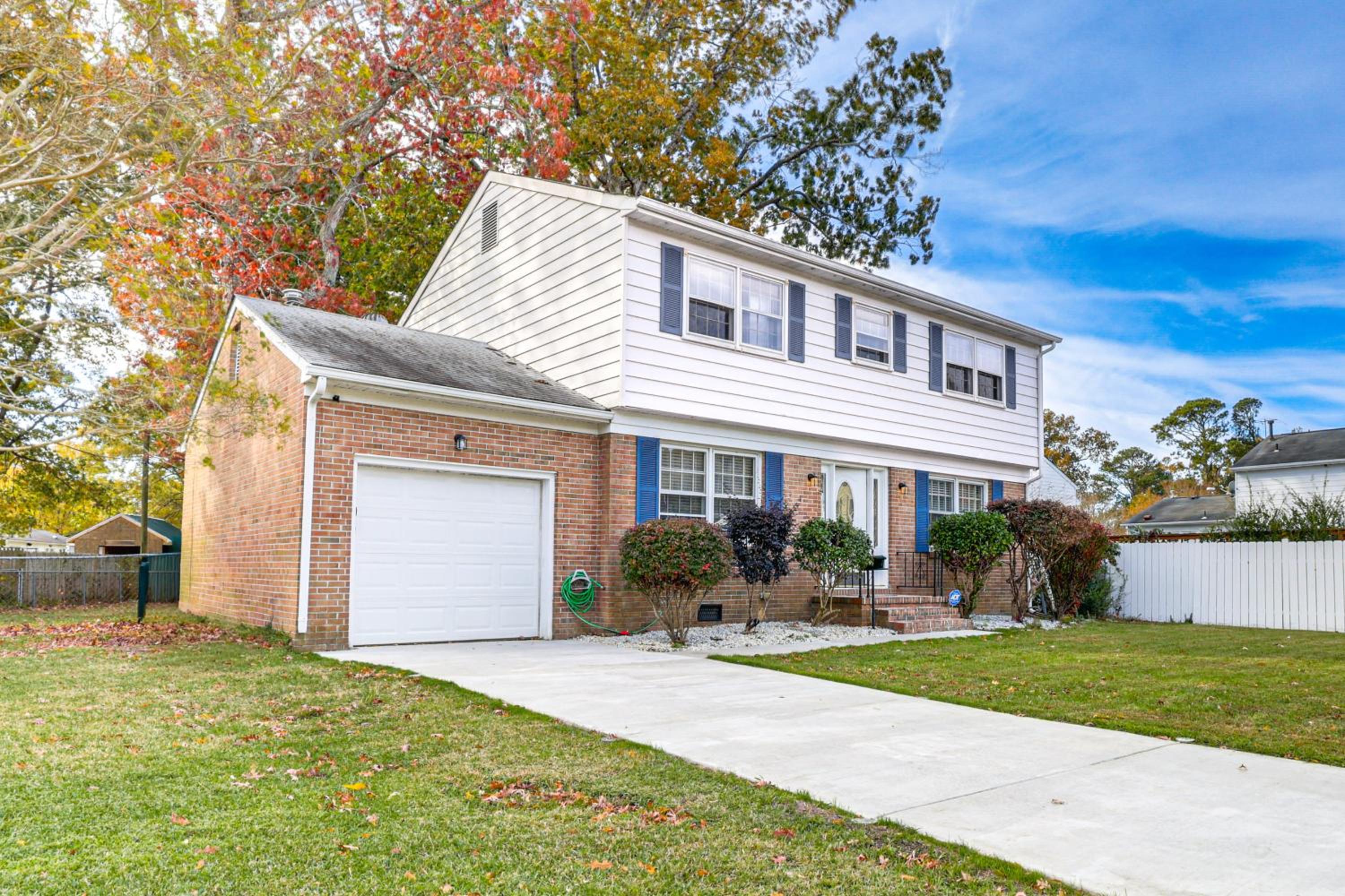 Near Beaches, Base and Bay! Hampton Home with Backyard