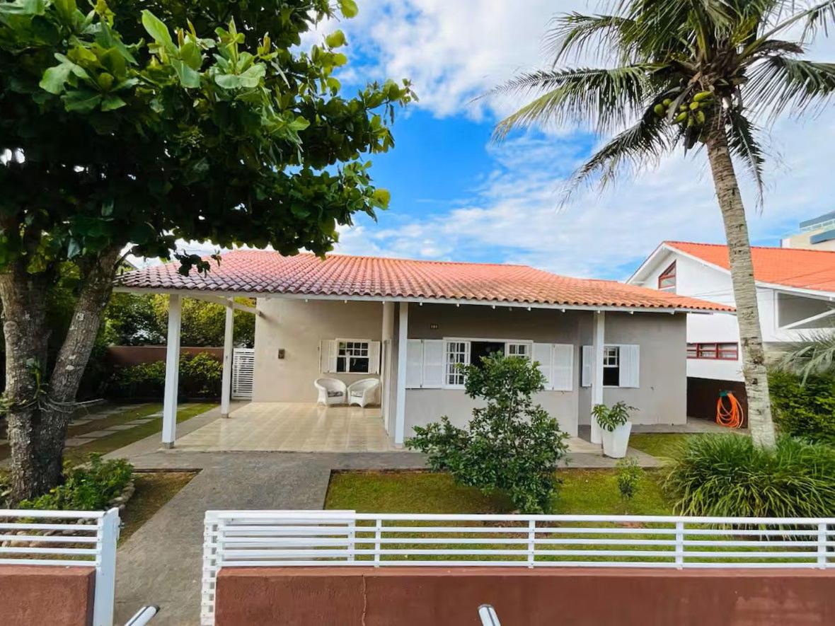 Casa c/ar cond. rua da praia, cond. fechado HK0945