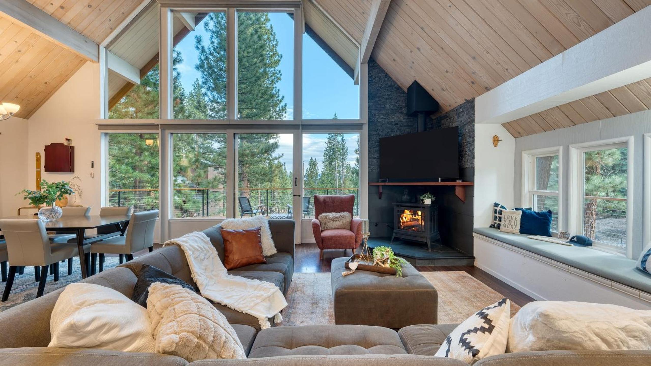 Retreat with Lake Access Deck Modern Interior Agate Peak by Avantstay