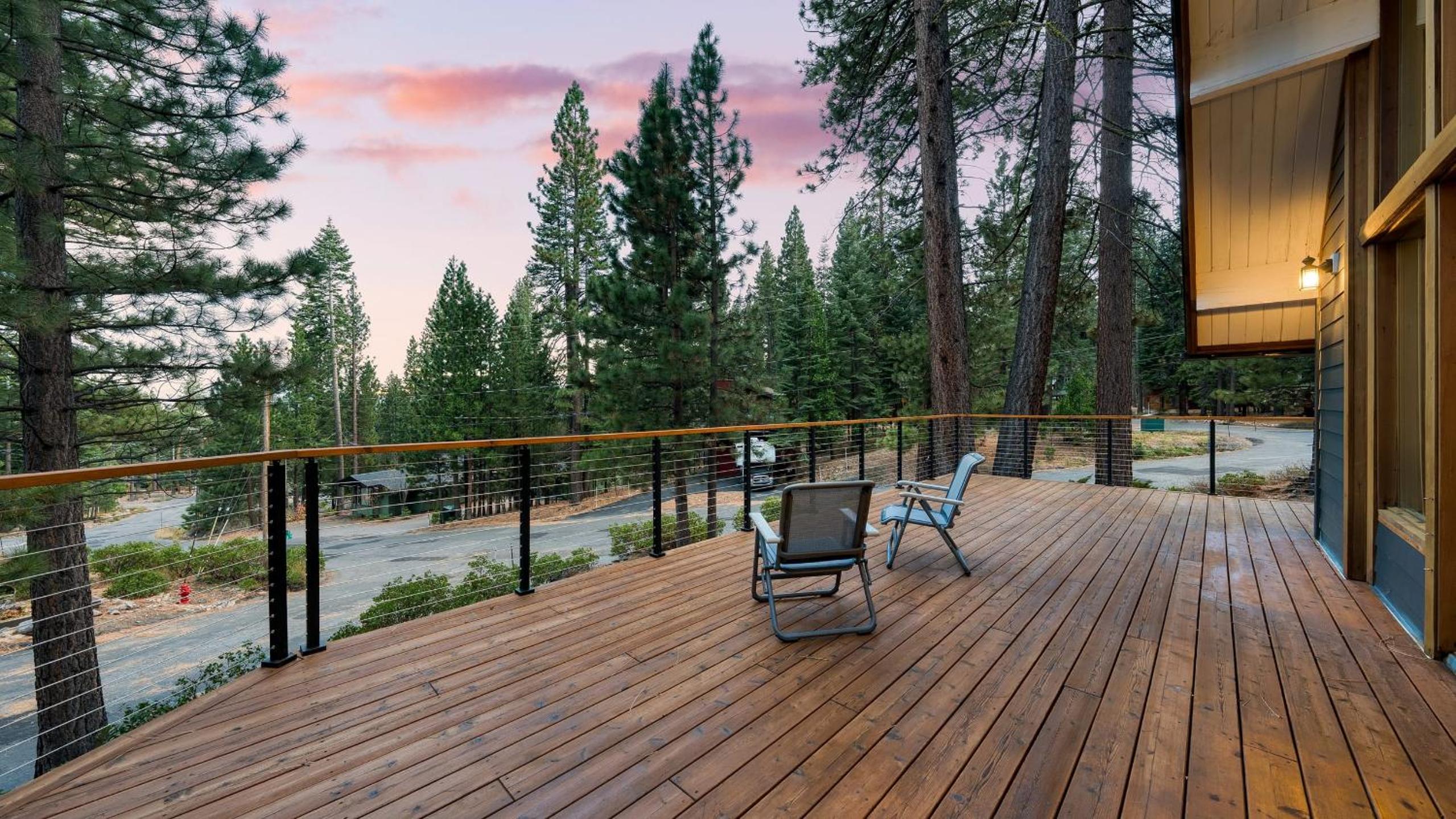 Retreat with Lake Access Deck Modern Interior Agate Peak by Avantstay