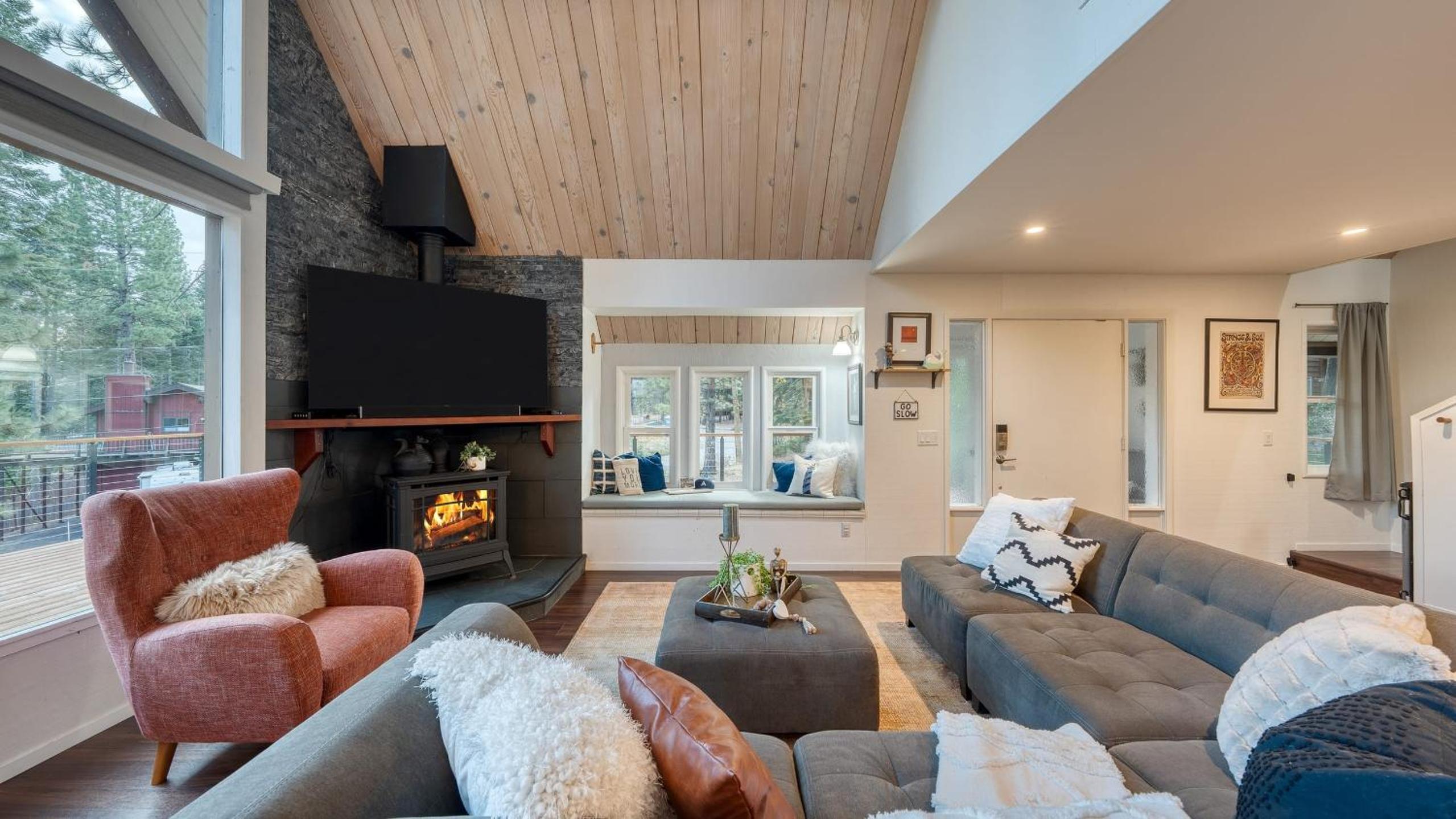 Retreat with Lake Access Deck Modern Interior Agate Peak by Avantstay