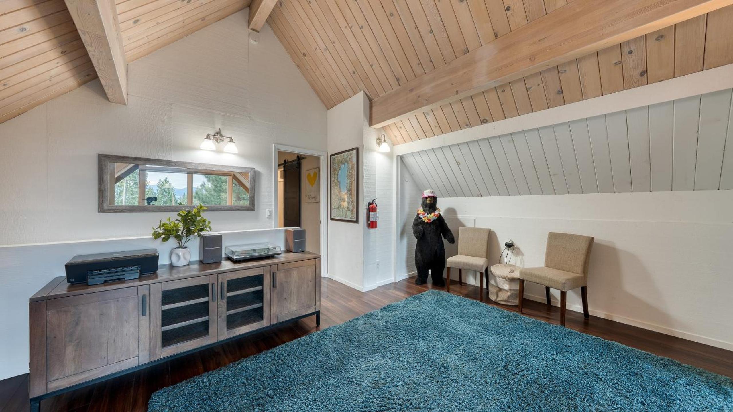Retreat with Lake Access Deck Modern Interior Agate Peak by Avantstay
