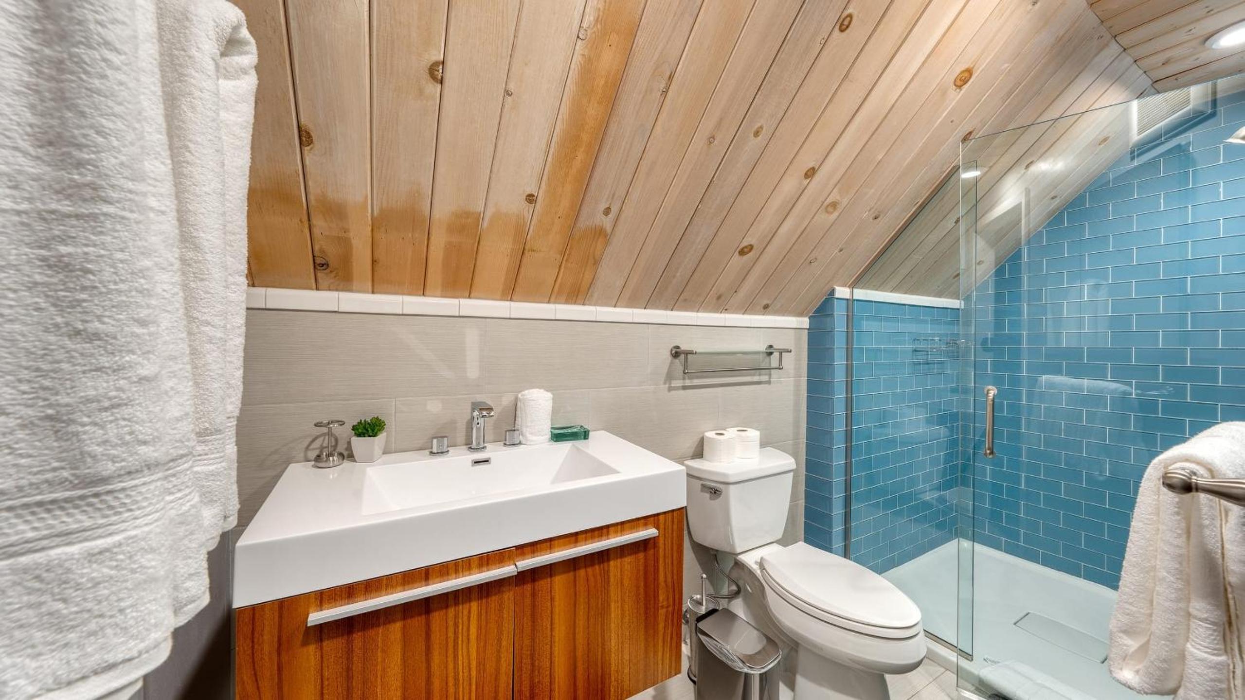 Retreat with Lake Access Deck Modern Interior Agate Peak by Avantstay