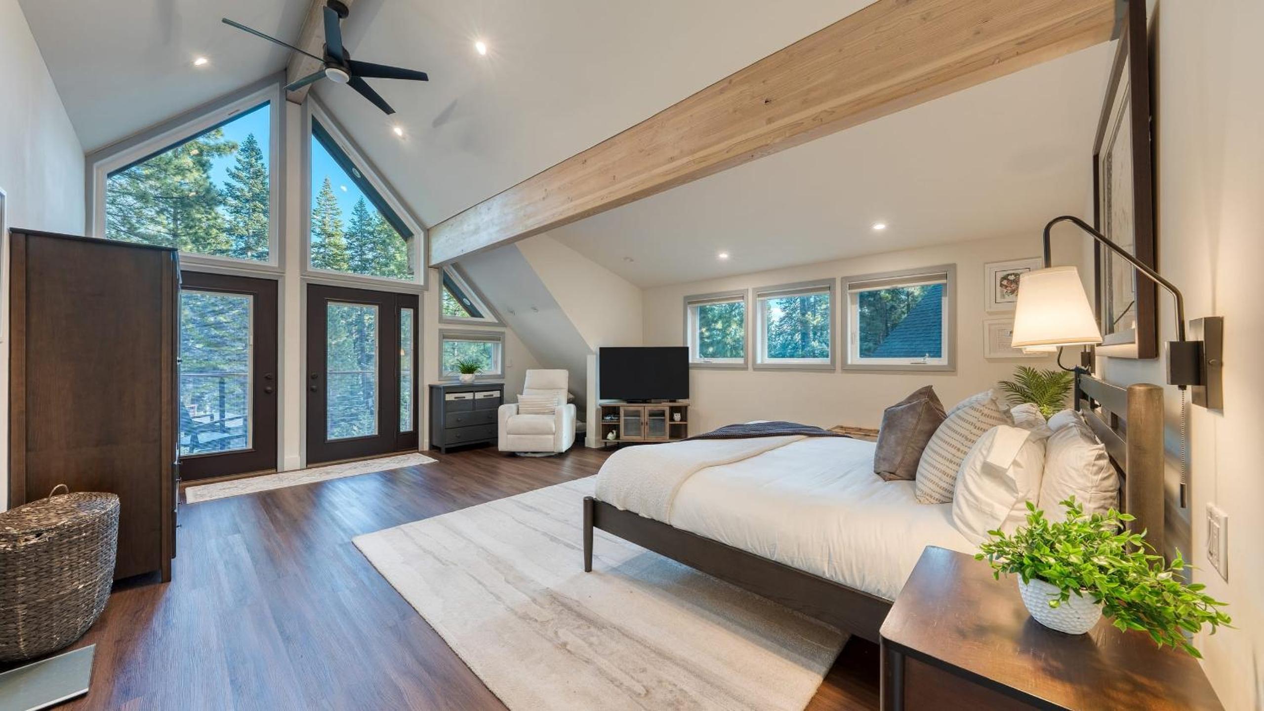 Retreat with Lake Access Deck Modern Interior Agate Peak by Avantstay