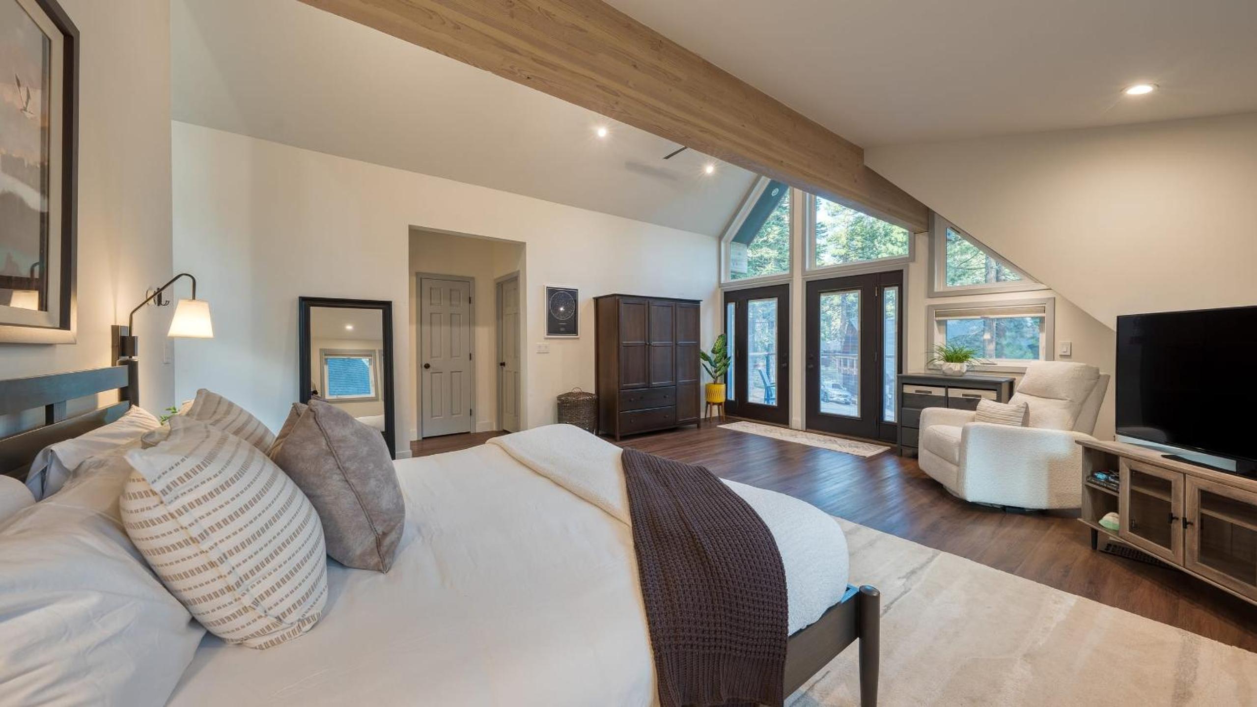 Retreat with Lake Access Deck Modern Interior Agate Peak by Avantstay