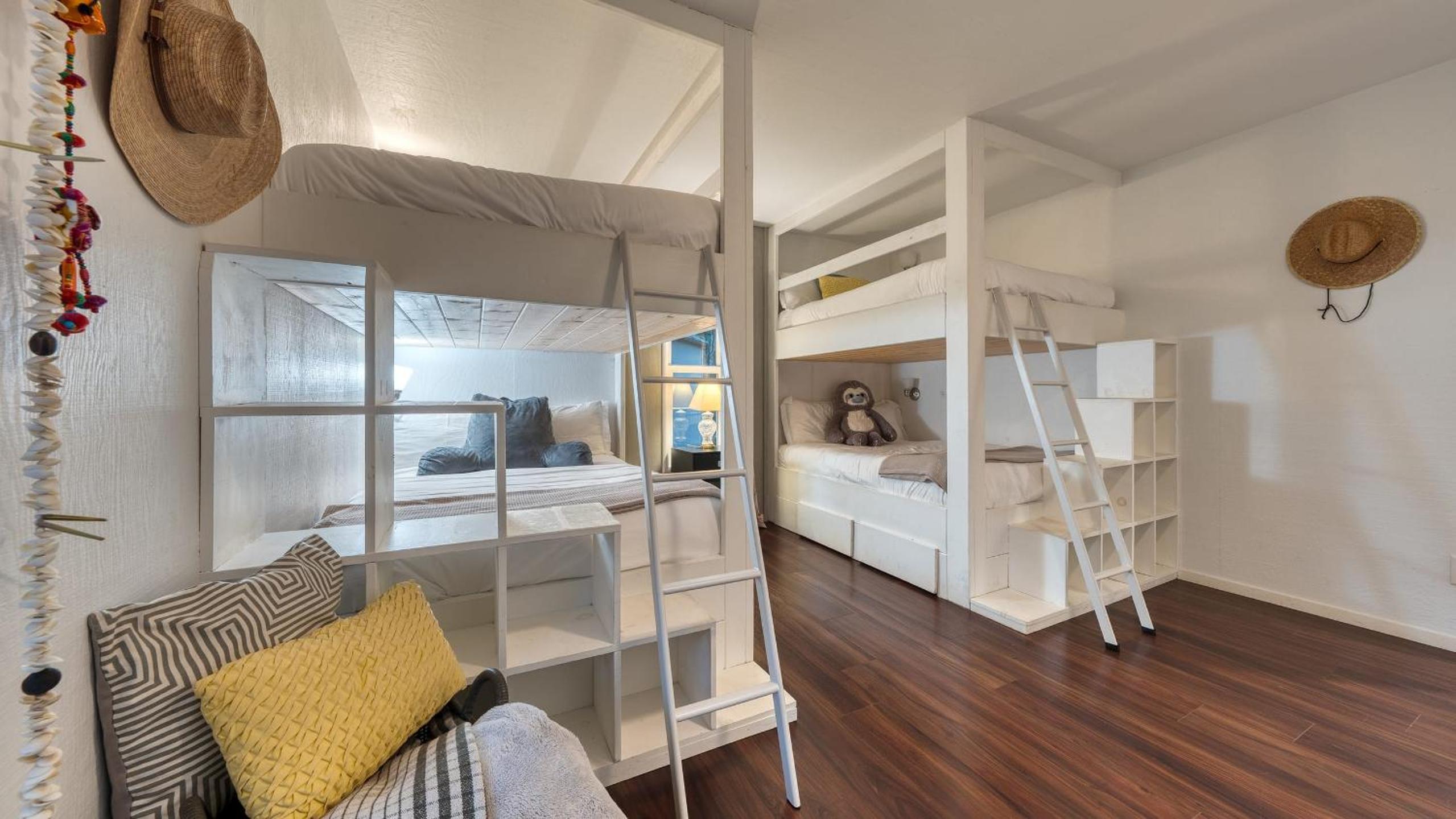 Retreat with Lake Access Deck Modern Interior Agate Peak by Avantstay