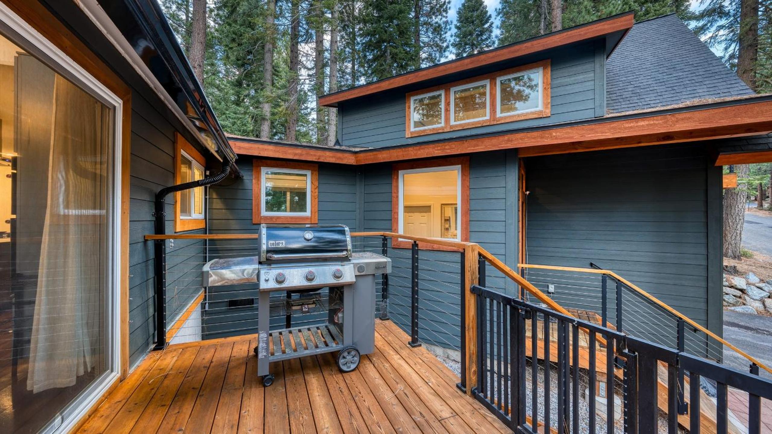 Retreat with Lake Access Deck Modern Interior Agate Peak by Avantstay